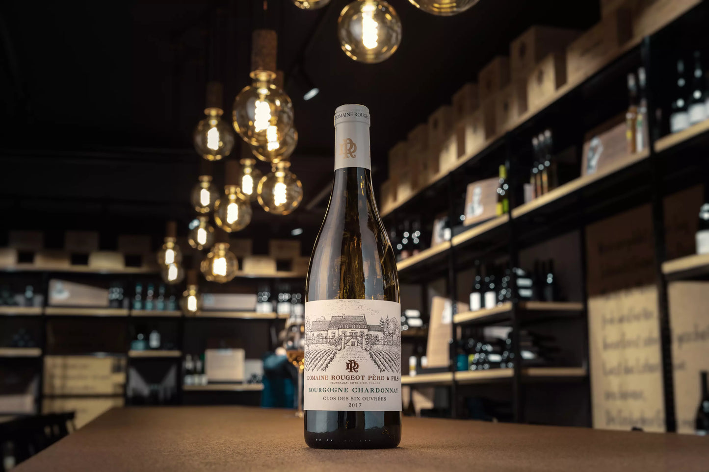 Bourgogne Chardonnay Clos des six ouvrées von der Domaine Rougeot auf dem Tisch in der Vinothek Hauser.