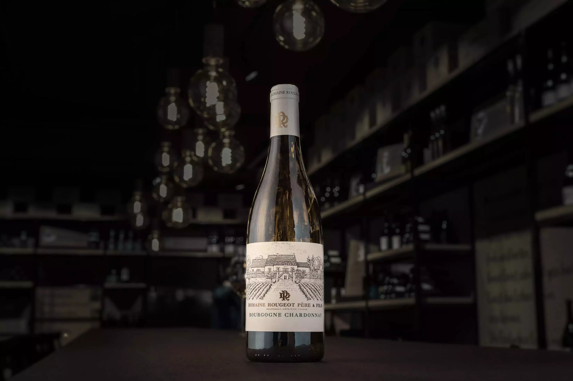 Bourgogne Chardonnay Les Grandes Gouttes von der Domaine Rougeot in der dunklen Vinothek Hauser auf dem Tisch.