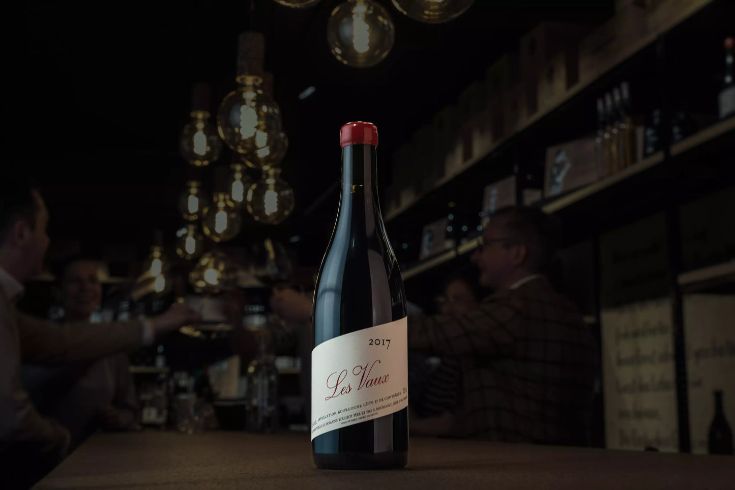 Bourgogne Pinot Noir Les Vaux von der Domaine Rougeot auf dem Tisch in der Vinothek Hauser.