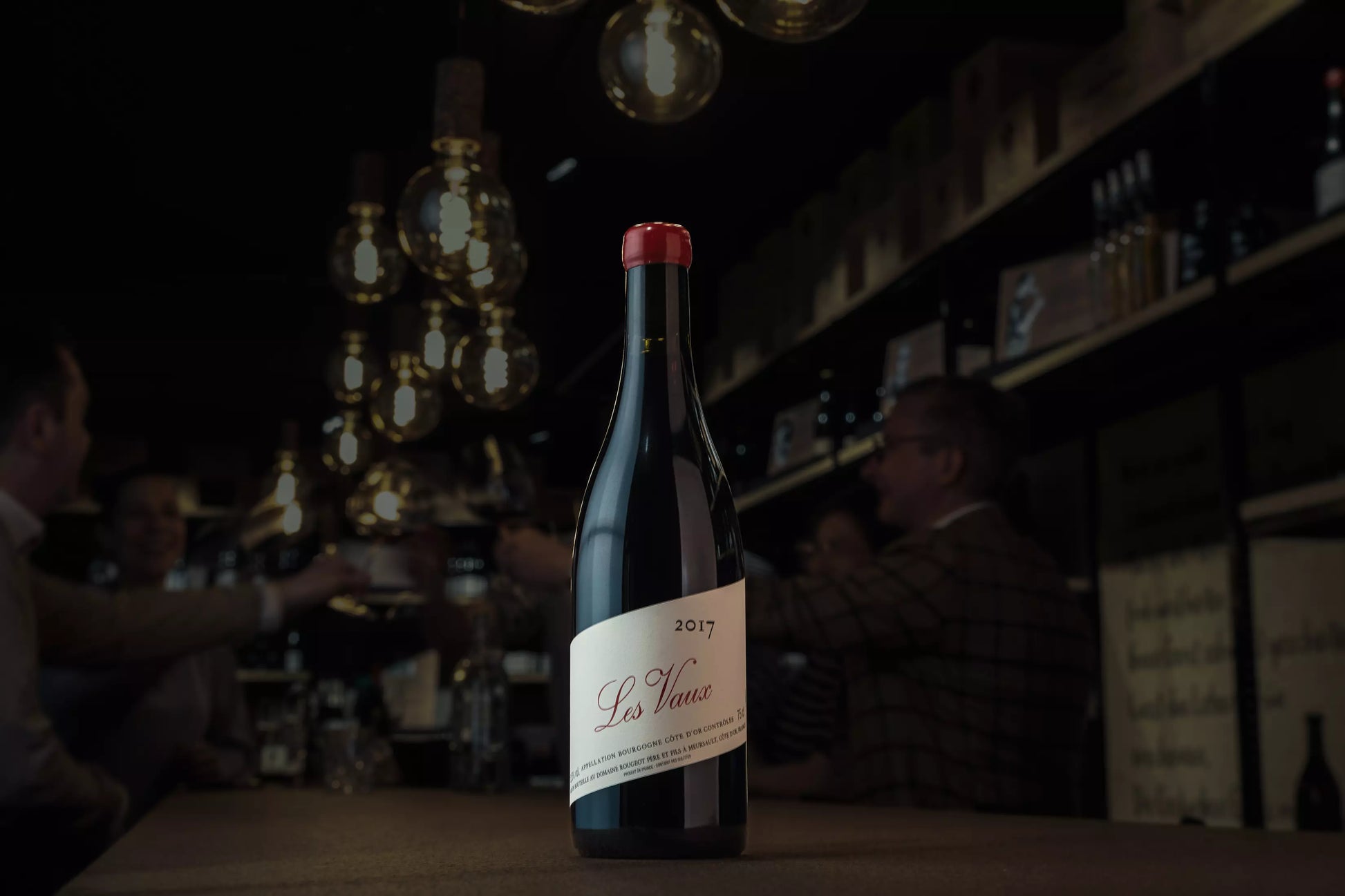 Bourgogne Pinot Noir Les Vaux von der Domaine Rougeot auf dem Tisch in der Vinothek Hauser.