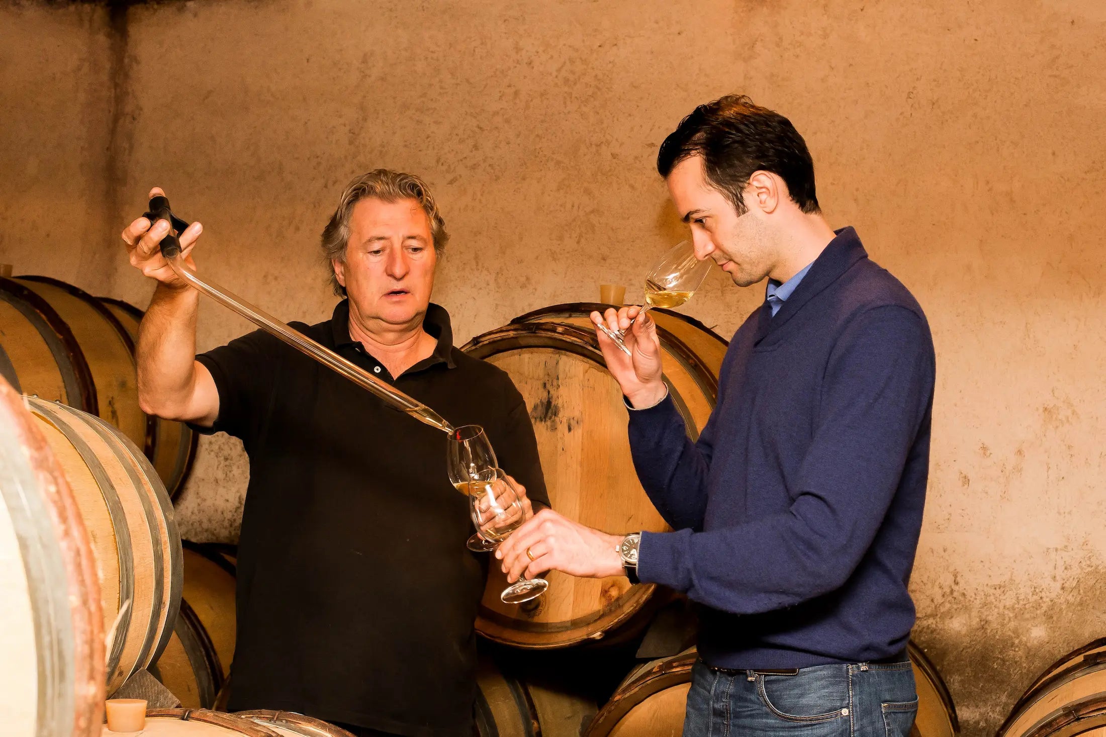 Pierre-Henri Rougeot mit seinem Vater im Keller der Domaine Rougeot im Burgund am degustieren der Fässer.