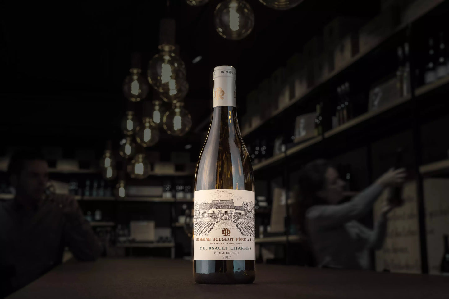 Meursault Charmes Premier Cru von der Domaine Rougeot auf dem Tisch in der dunklen Vinothek Hauser.