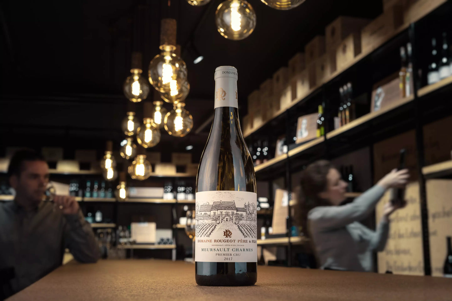 Meursault Charmes Premier Cru von der Domaine Rougeot in der Vinothek Hauser auf dem Tisch.
