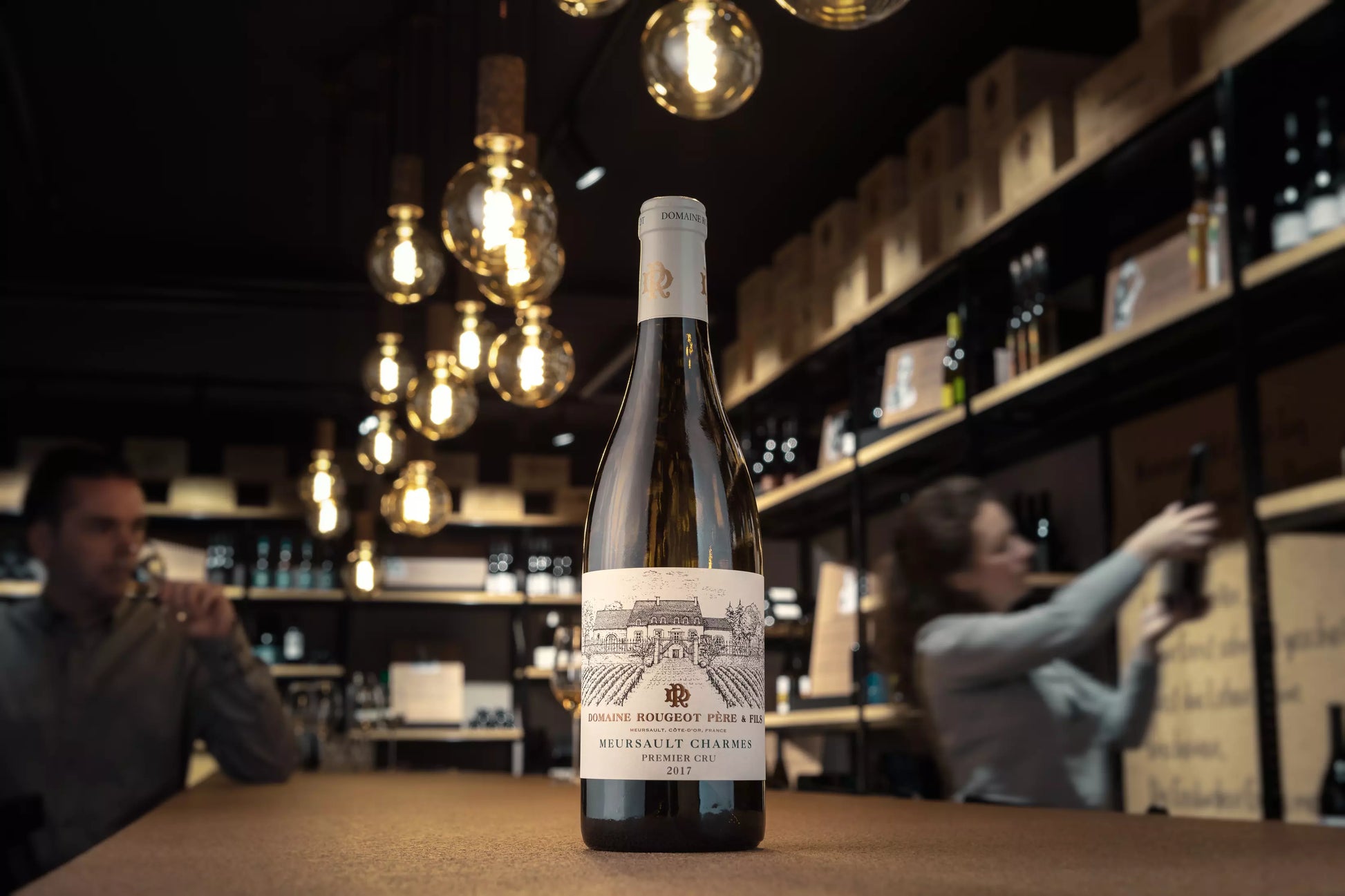 Meursault Charmes Premier Cru von der Domaine Rougeot in der Vinothek Hauser auf dem Tisch.
