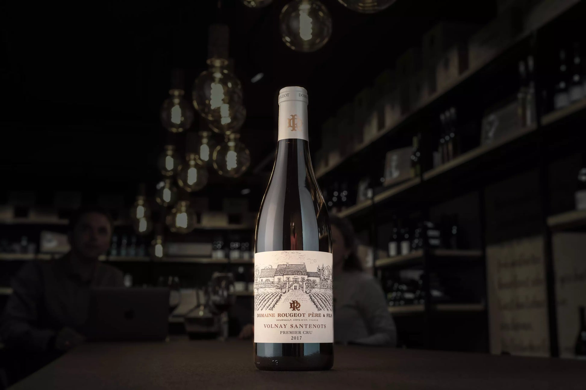 Volnay Santenots Premier Cru von der Domaine Rougeot auf dem Tisch in der dunklen Vinothek Hauser.