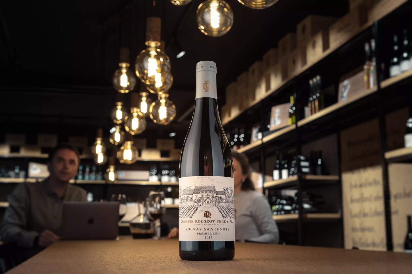 Volnay Santenots Premier Cru von der Domaine Rougeot auf dem Tisch in der Vinothek Hauser.