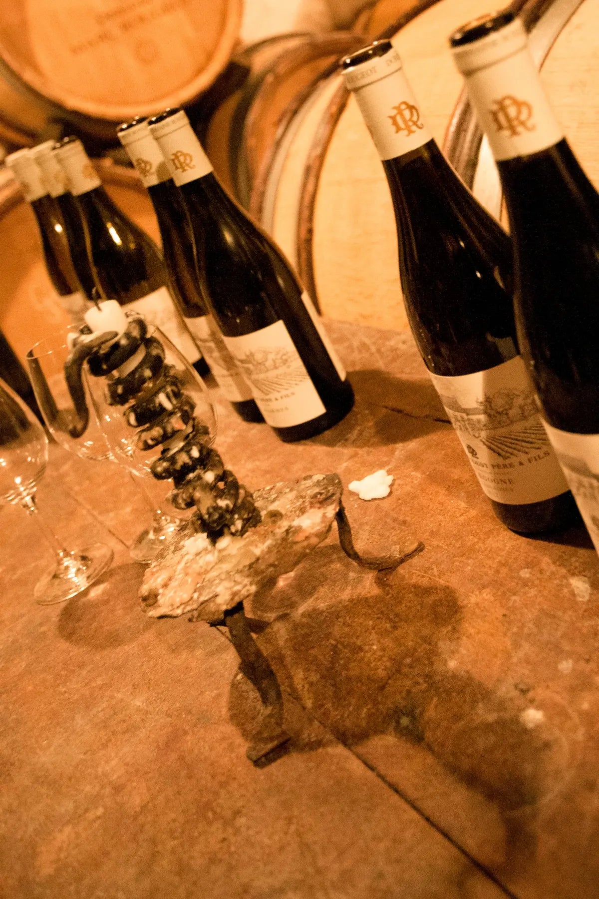 Flaschen bei der Degustation auf dem Tisch im Barrique-Keller der Domaine Rougeot im Burgund.