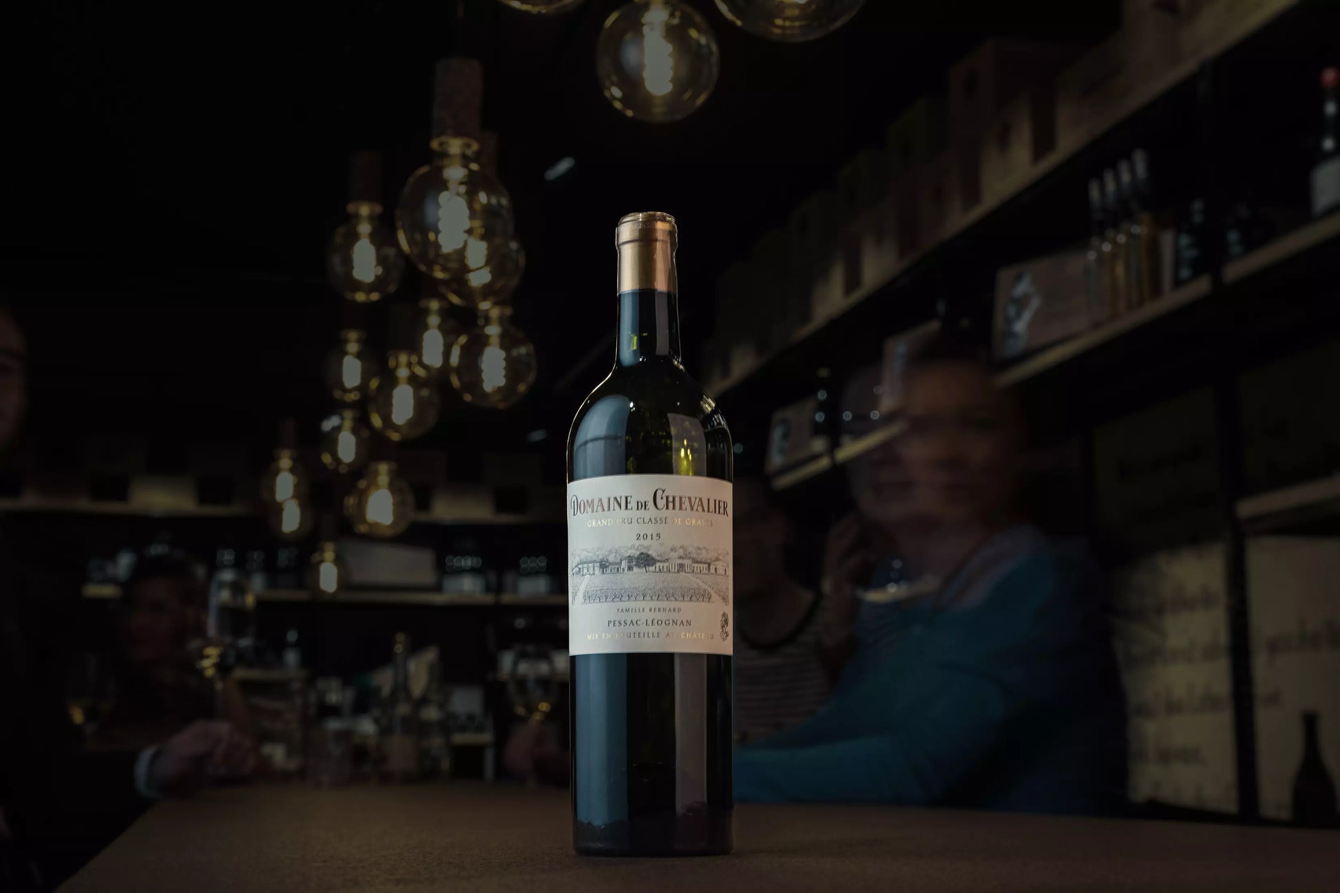 Domaine de Chevalier Blanc von der Domaine de Chevalier in der dunklen Vinothek Hauser auf dem Tisch.