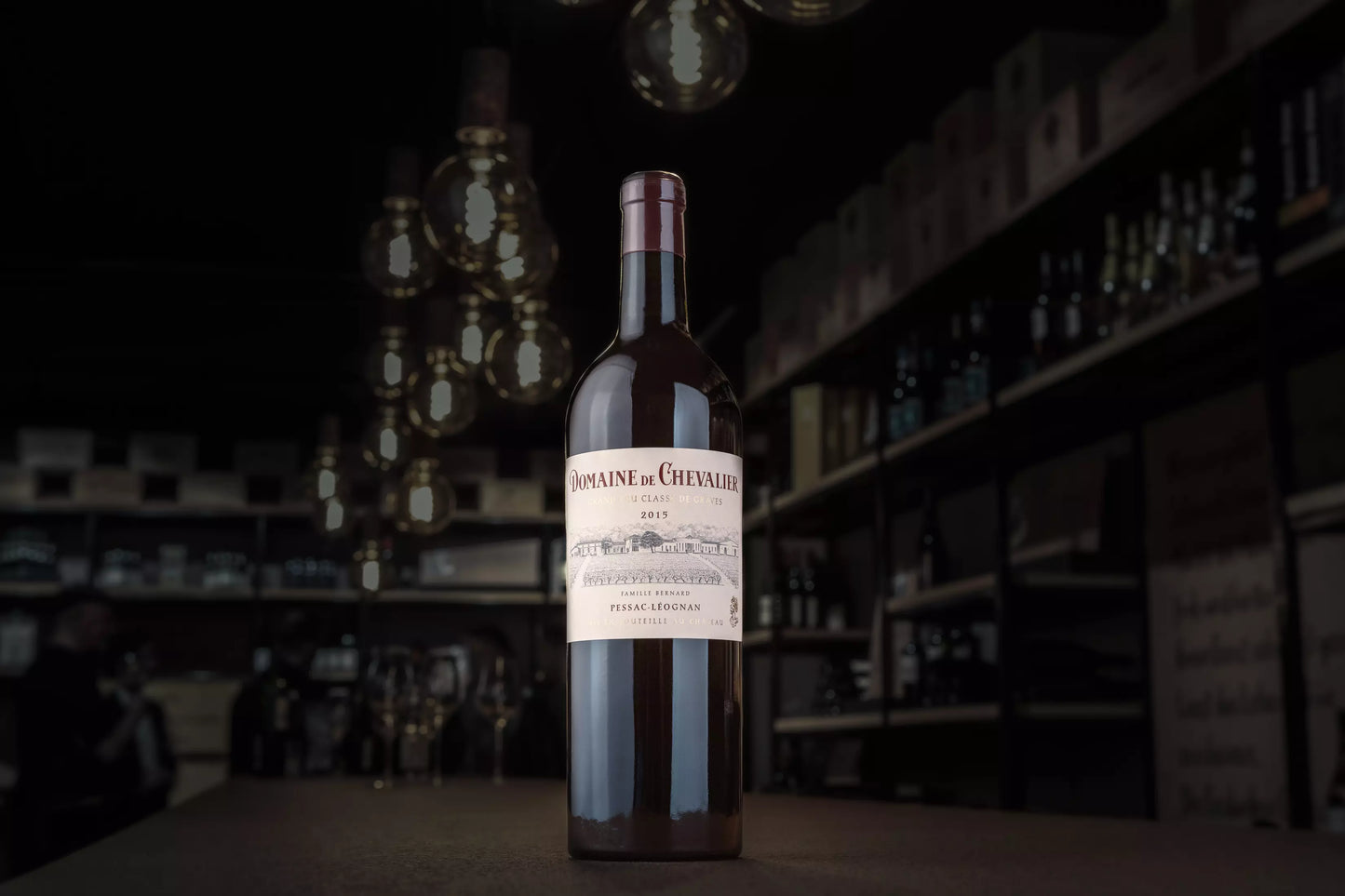 Domaine de Chevalier Rouge von der Domaine de Chevalier in der dunklen Vinothek Hauser auf dem Tisch.