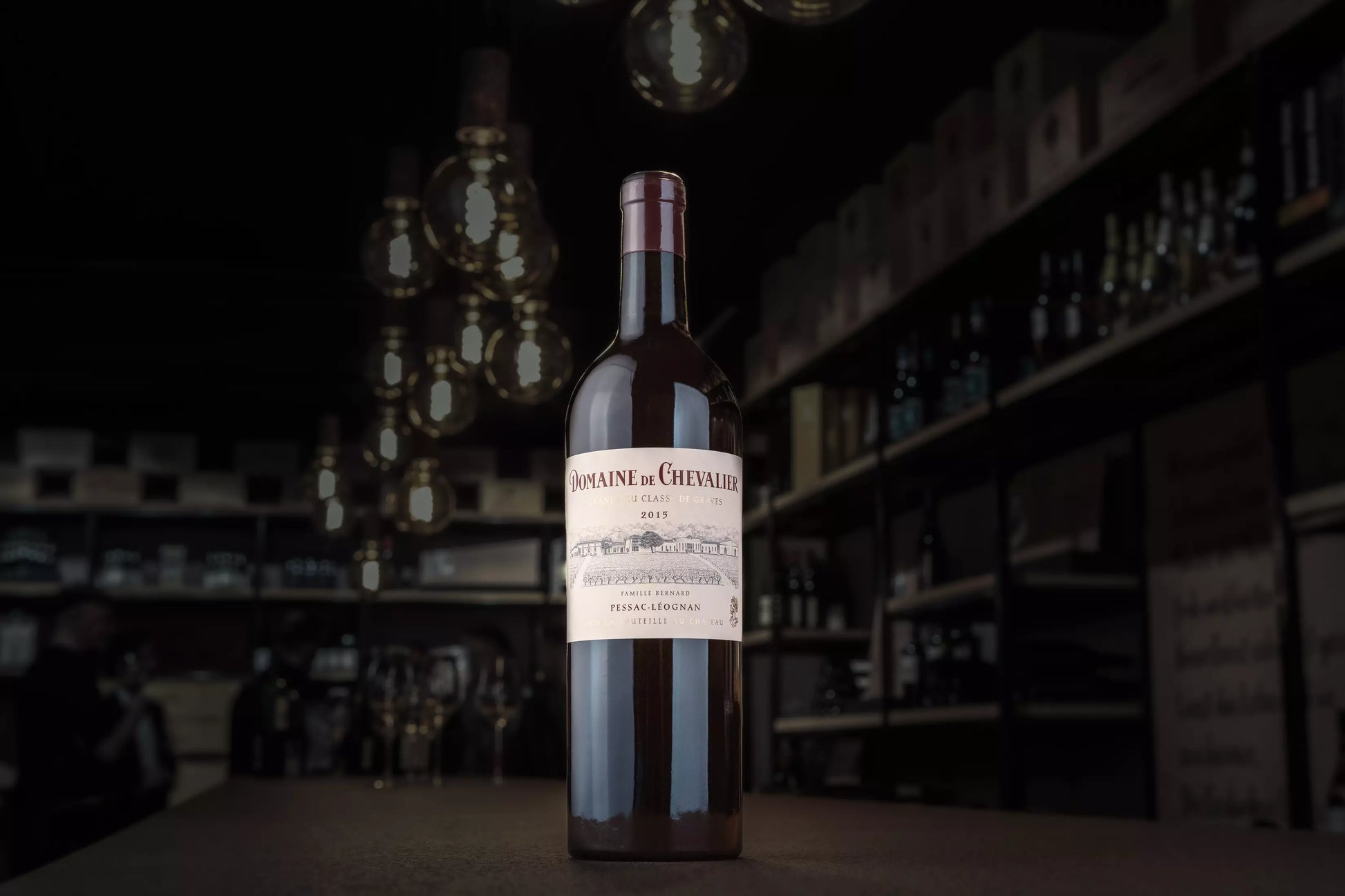 Domaine de Chevalier Rouge von der Domaine de Chevalier in der dunklen Vinothek Hauser auf dem Tisch.