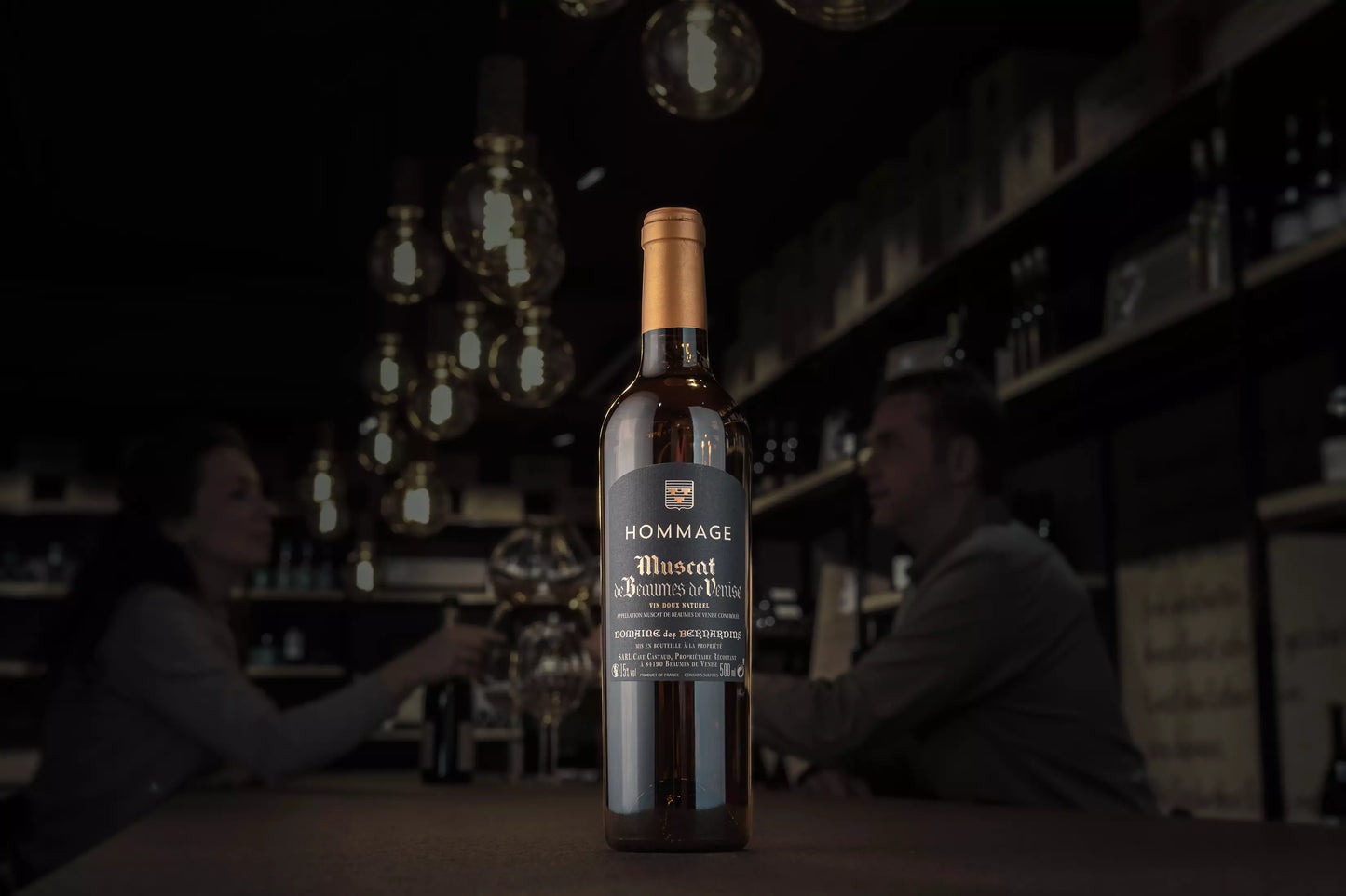 Hommage Muscat de Beaumes de Venise in der dunklen Vinothek Hauser auf dem Tisch.