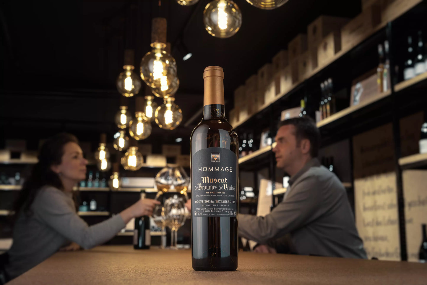 Hommage Muscat de Beaumes de Venise von der Domaine des Bernardins auf dem Tisch in der Vinothek Hauser.