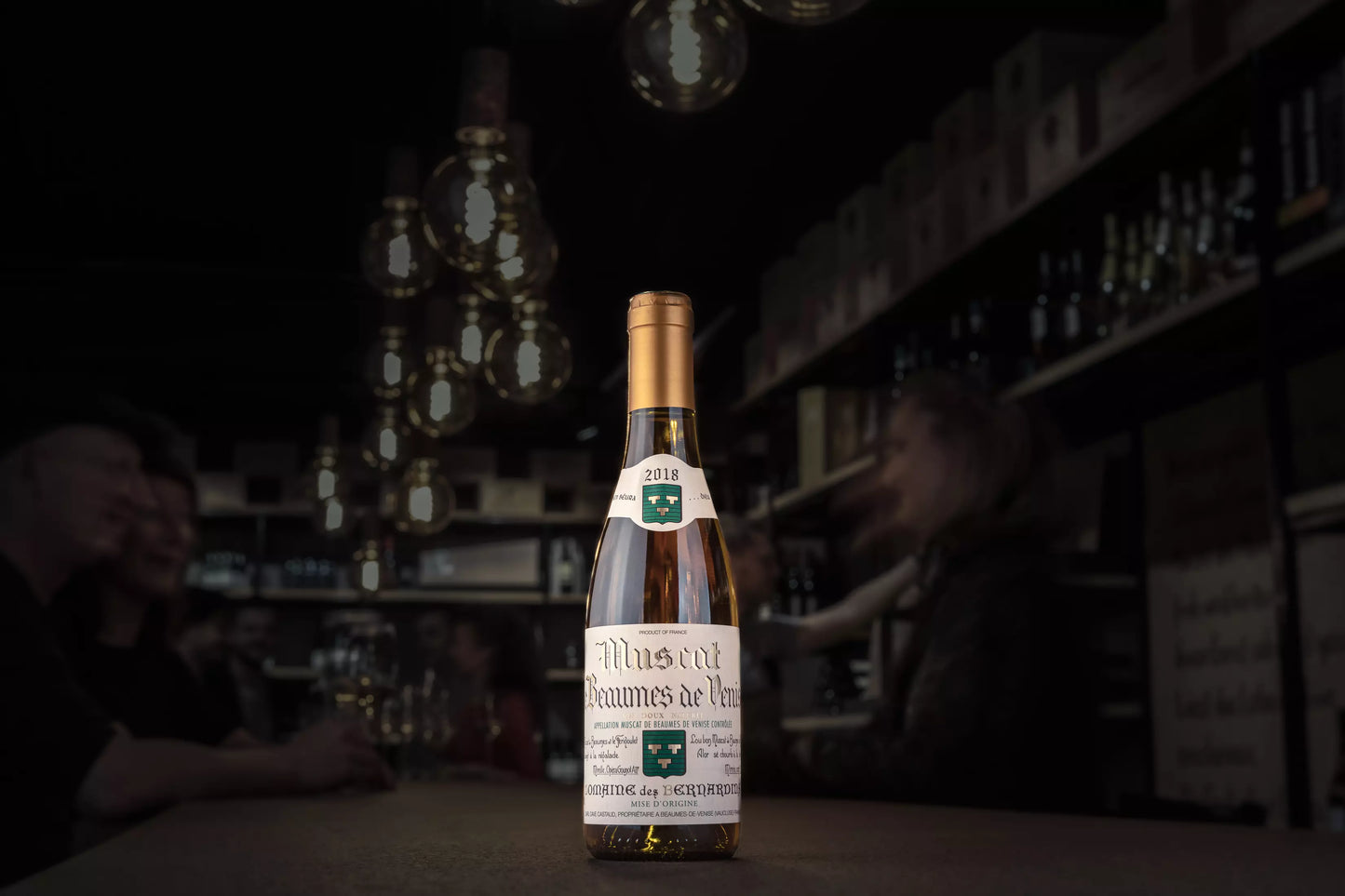 Muscat de Beaumes de Venise von der Domaine des Bernardins auf dem Tisch in der dunklen Vinothek Hauser.