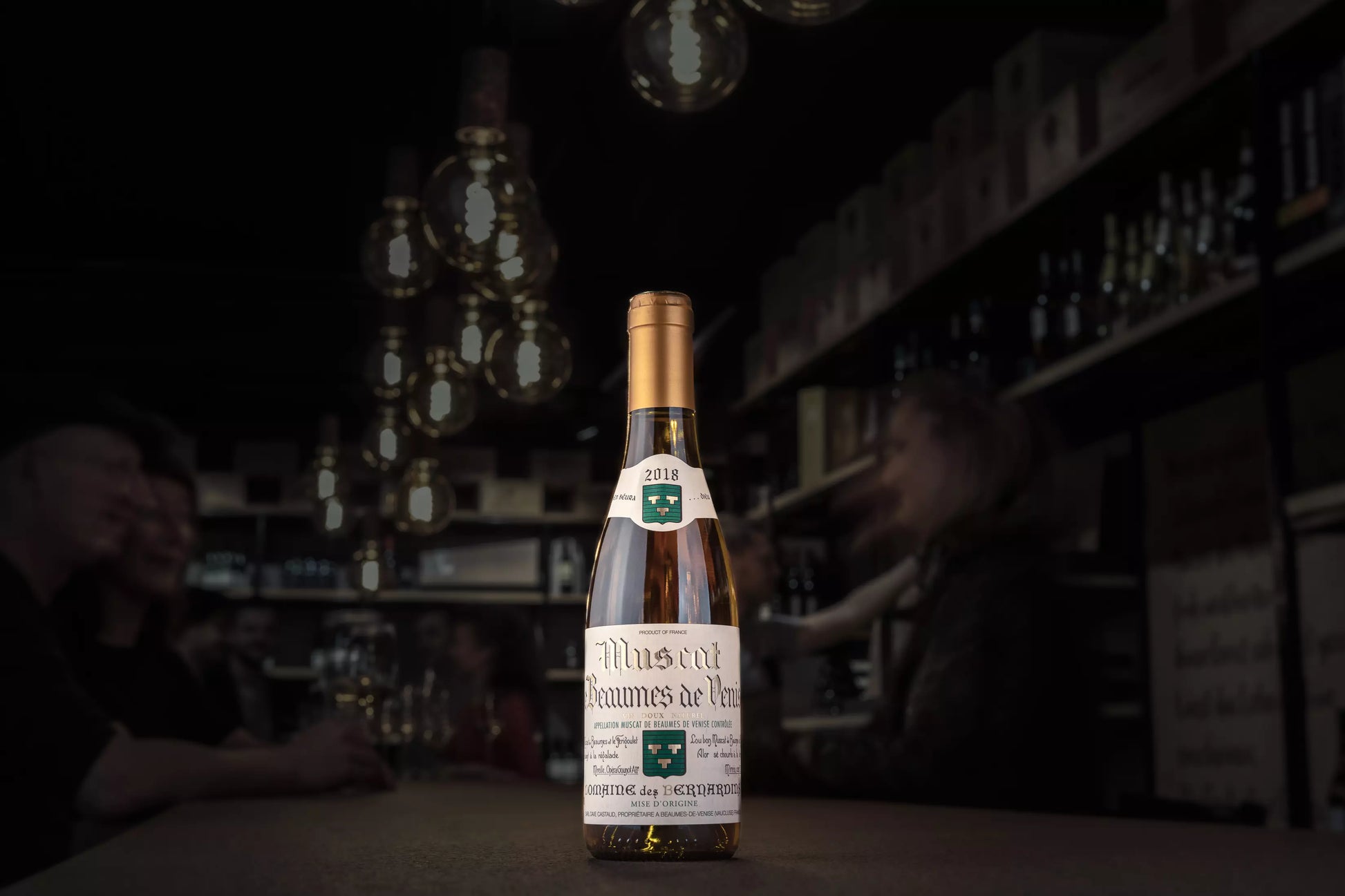 Muscat de Beaumes de Venise von der Domaine des Bernardins auf dem Tisch in der dunklen Vinothek Hauser.