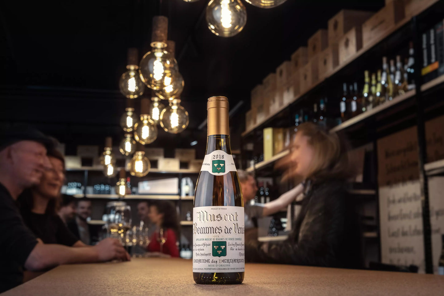 Muscat de Beaumes de Venise in der Vinothek Hauser auf dem Tisch.