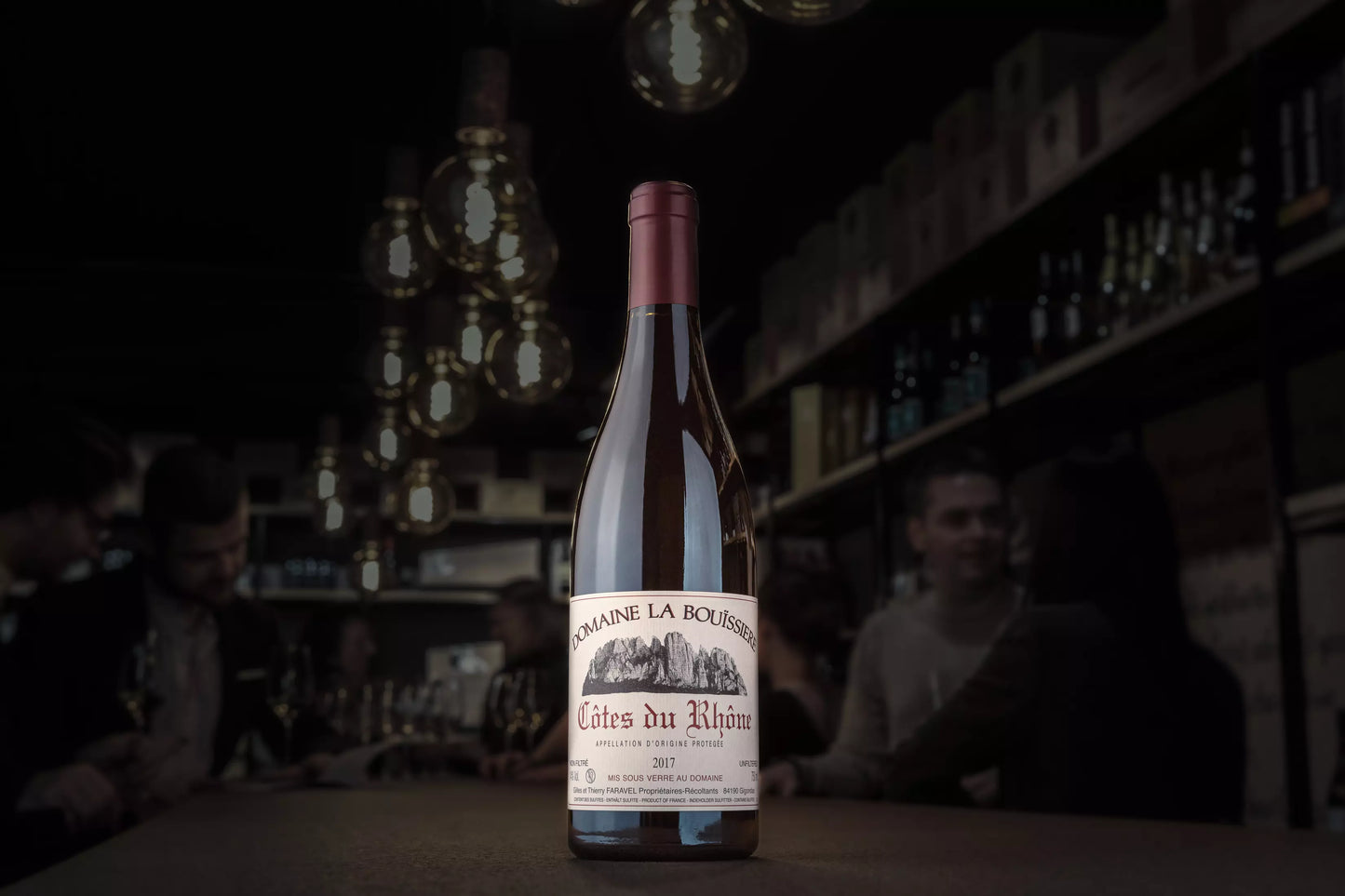Côtes du Rhône von der Domaine La Bouissière in der dunklen Vinothek Hauser auf dem Tisch.