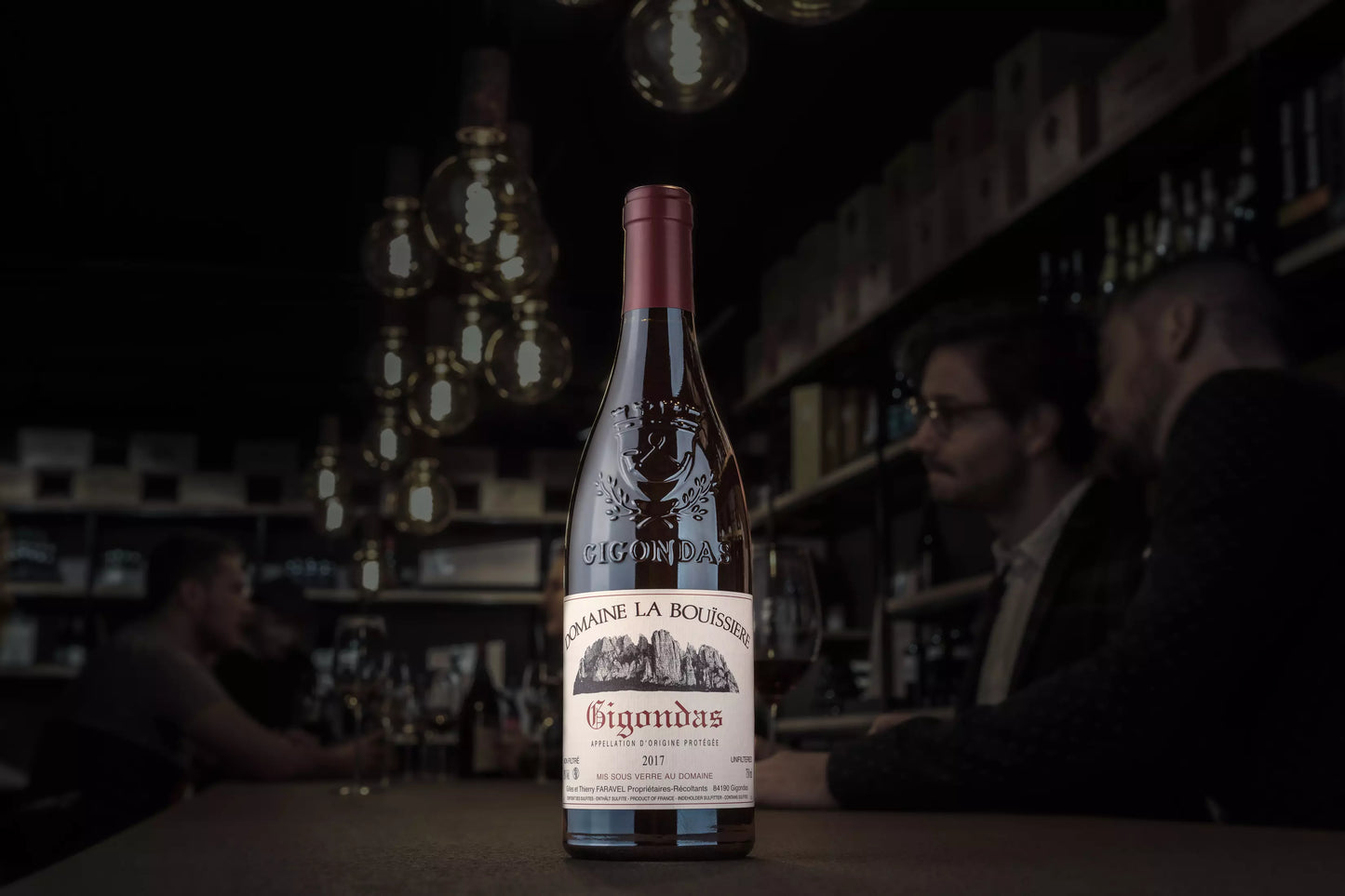 Gigondas von der Domaine La Bouissière auf dem Tisch in der dunklen Vinothek Hauser.