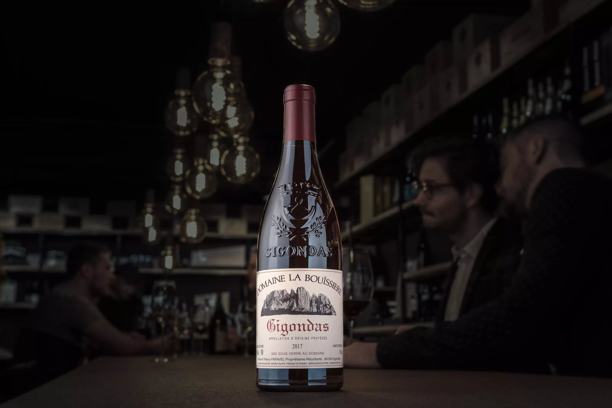 Gigondas von der Domaine La Bouissière auf dem Tisch in der dunklen Vinothek Hauser.