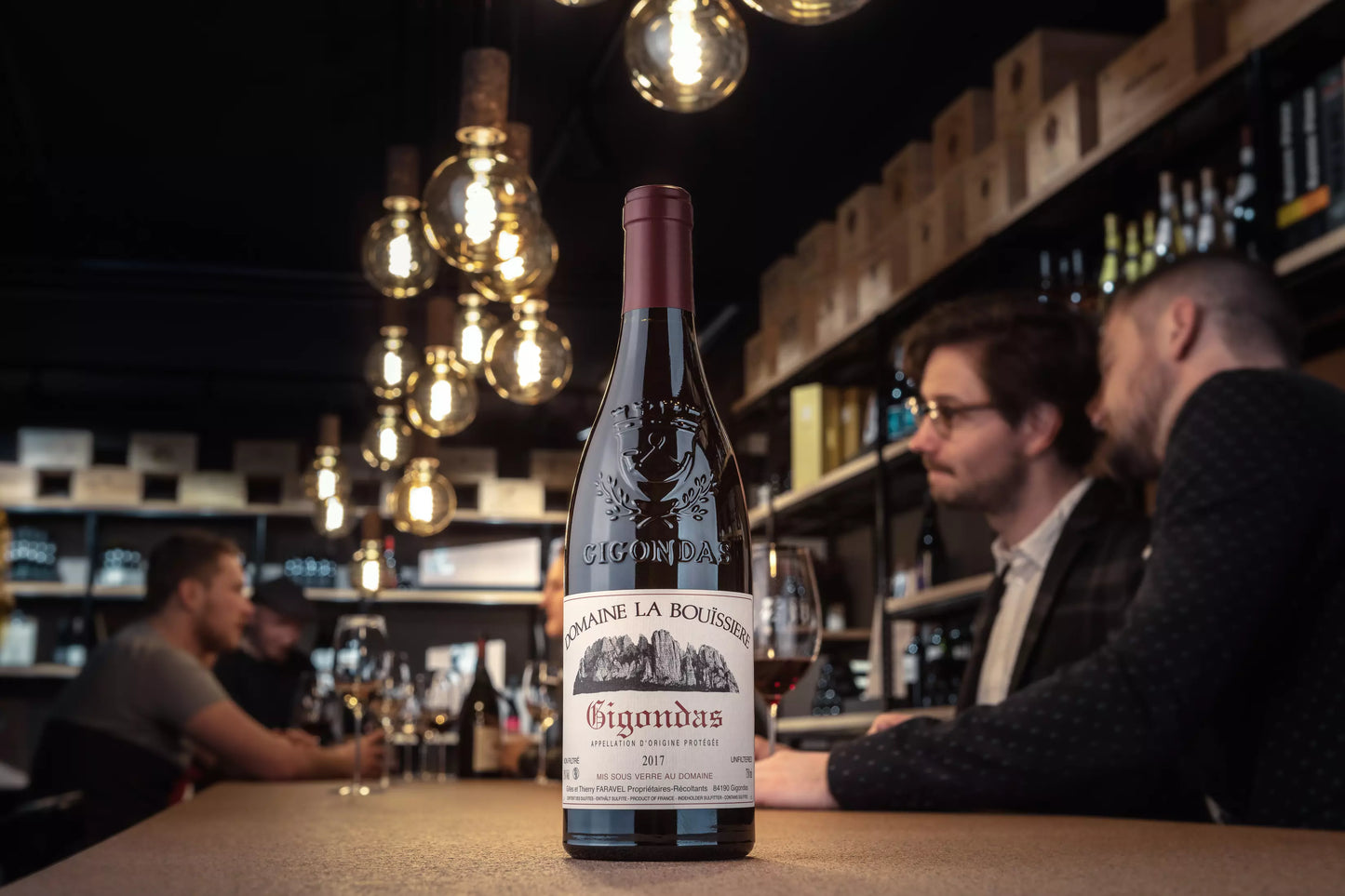 Gigondas von der Domaine La Bouissière auf dem Tisch in der Vinothek Hauser.
