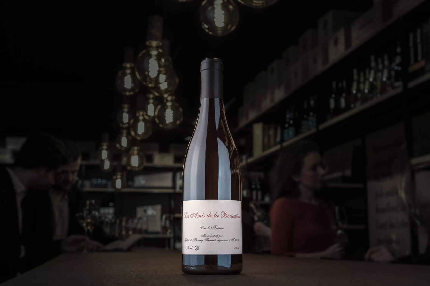 Flasche Les Amis de la Bouissière von der Domaine La Bouissière auf dem Tisch in der dunklen Vinothek Hauser.