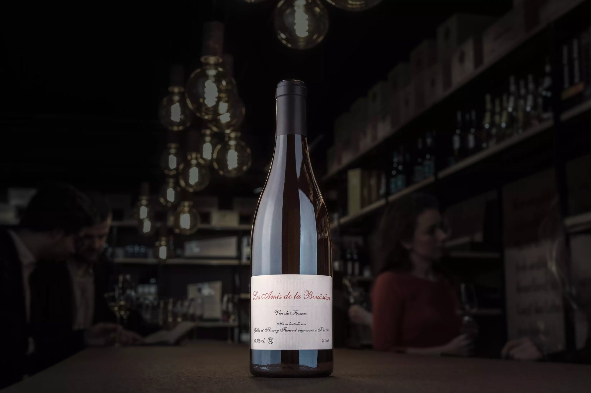 Flasche Les Amis de la Bouissière von der Domaine La Bouissière auf dem Tisch in der dunklen Vinothek Hauser.