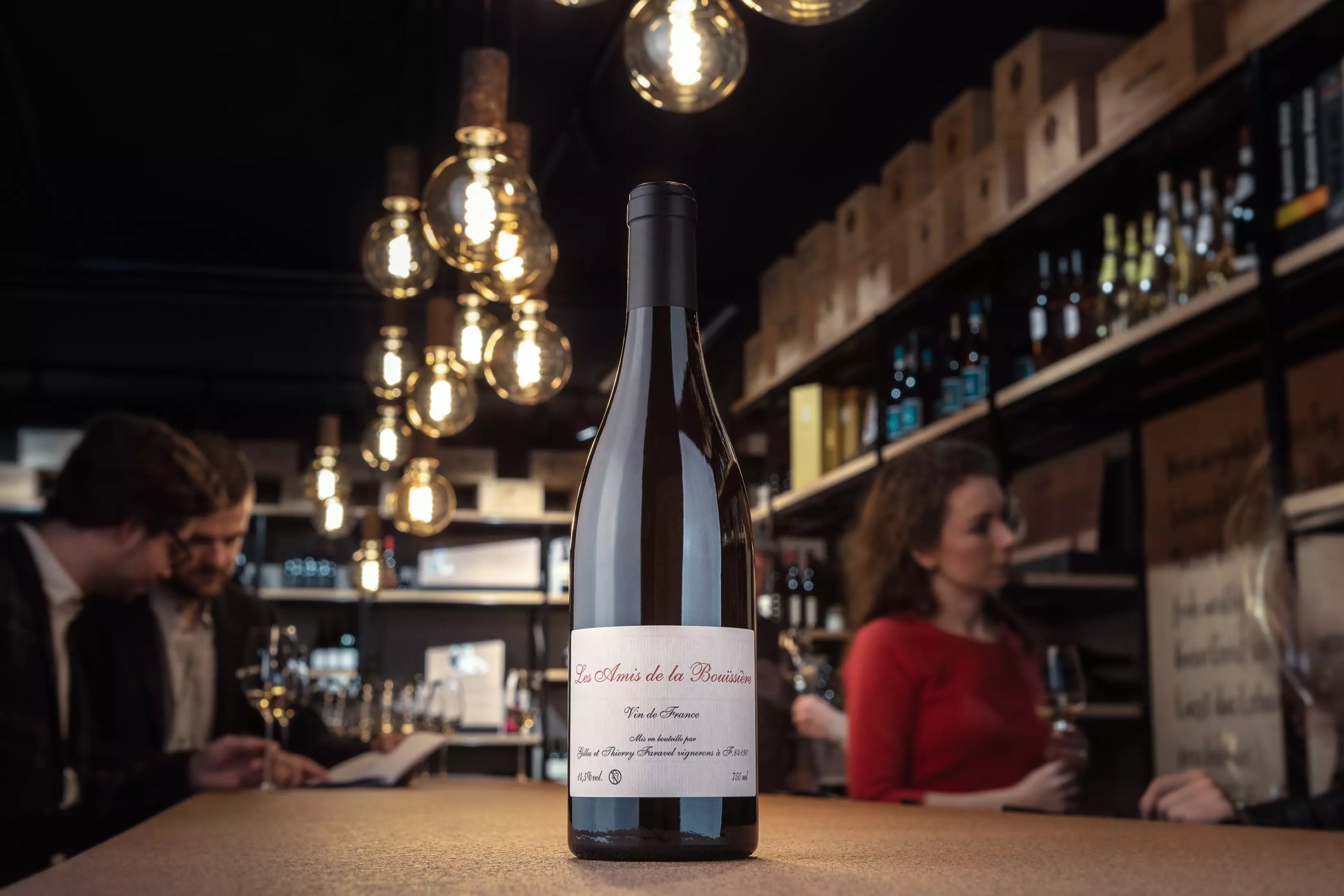 Flasche Les Amis de la Bouissière von der Domaine La Bouissièe auf dem Tisch in der Vinothek Hauser.