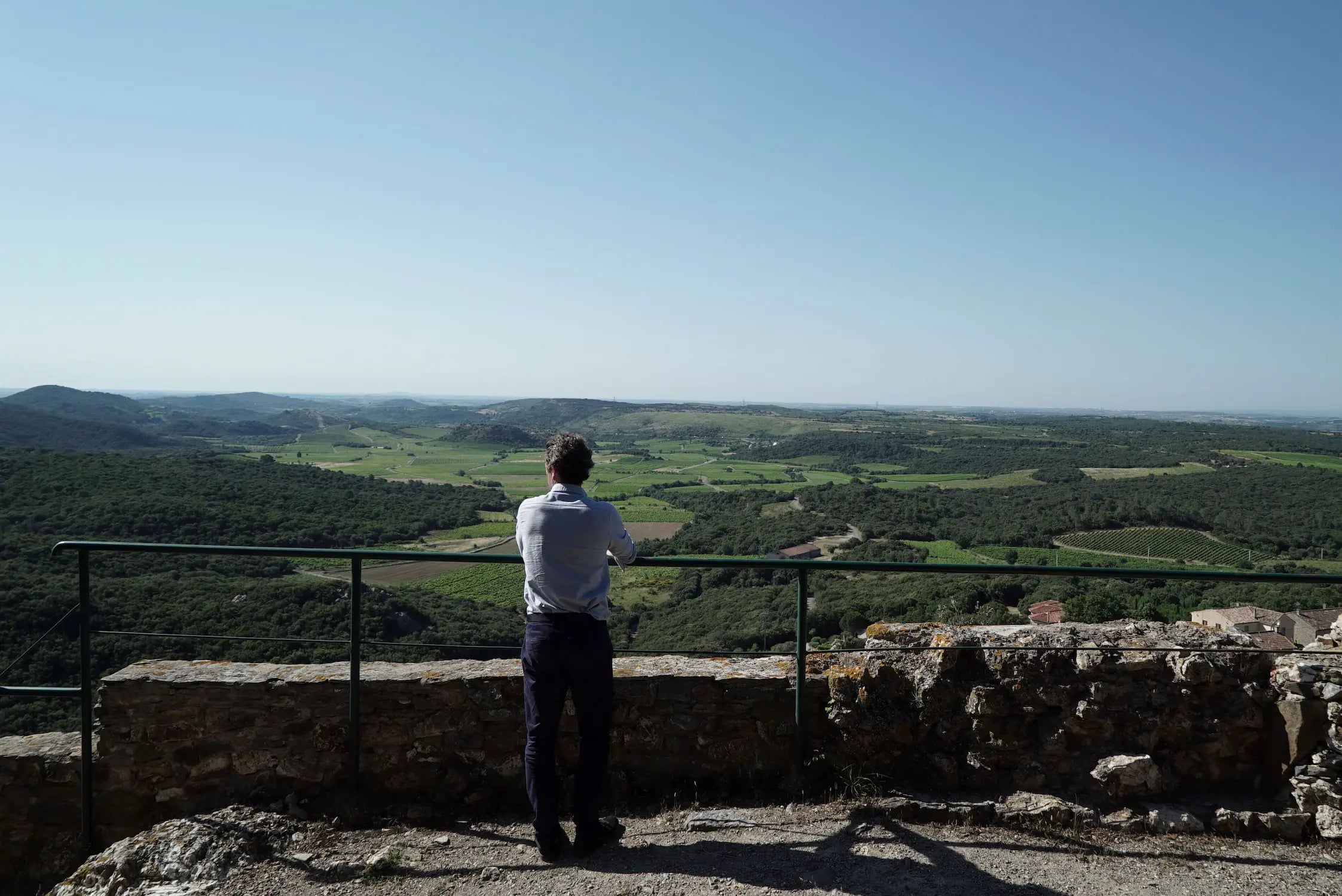 Olivier Coste auf einer Aussichtsplattform mit Blick über die Landschaft im Languedoc, der Heimat der Domaine Montrose.