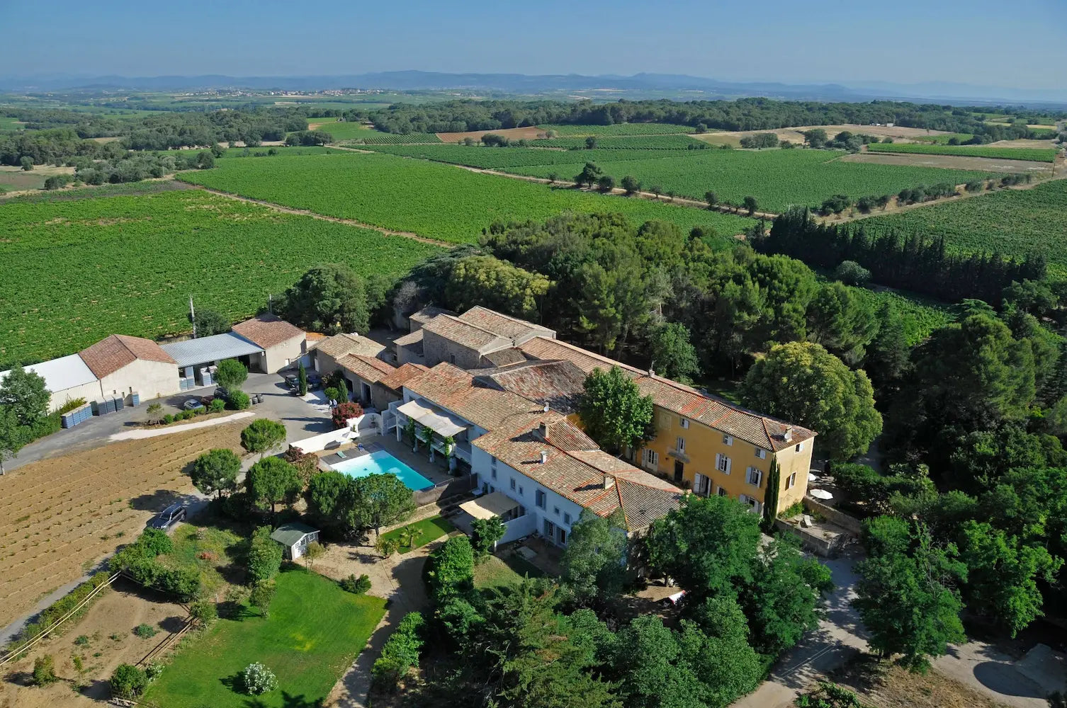 Luftaufnahme der Domaine Montrse im Languedoc inmitten der Weinberge.