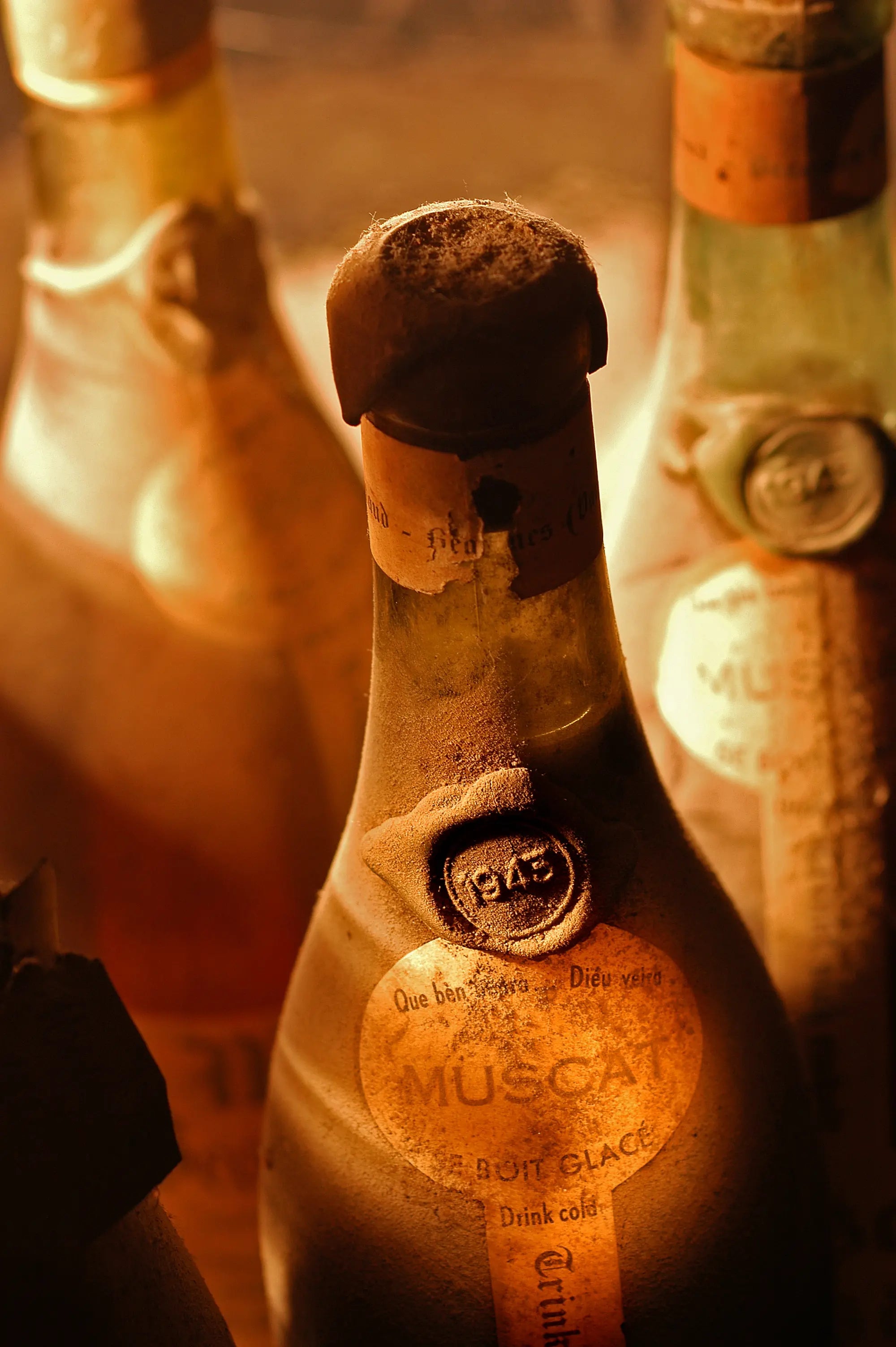 Alte Flasche des Jahrgangs 1943 vom Muscat de Beaumes de Venise von der Domaine des Bernardins.