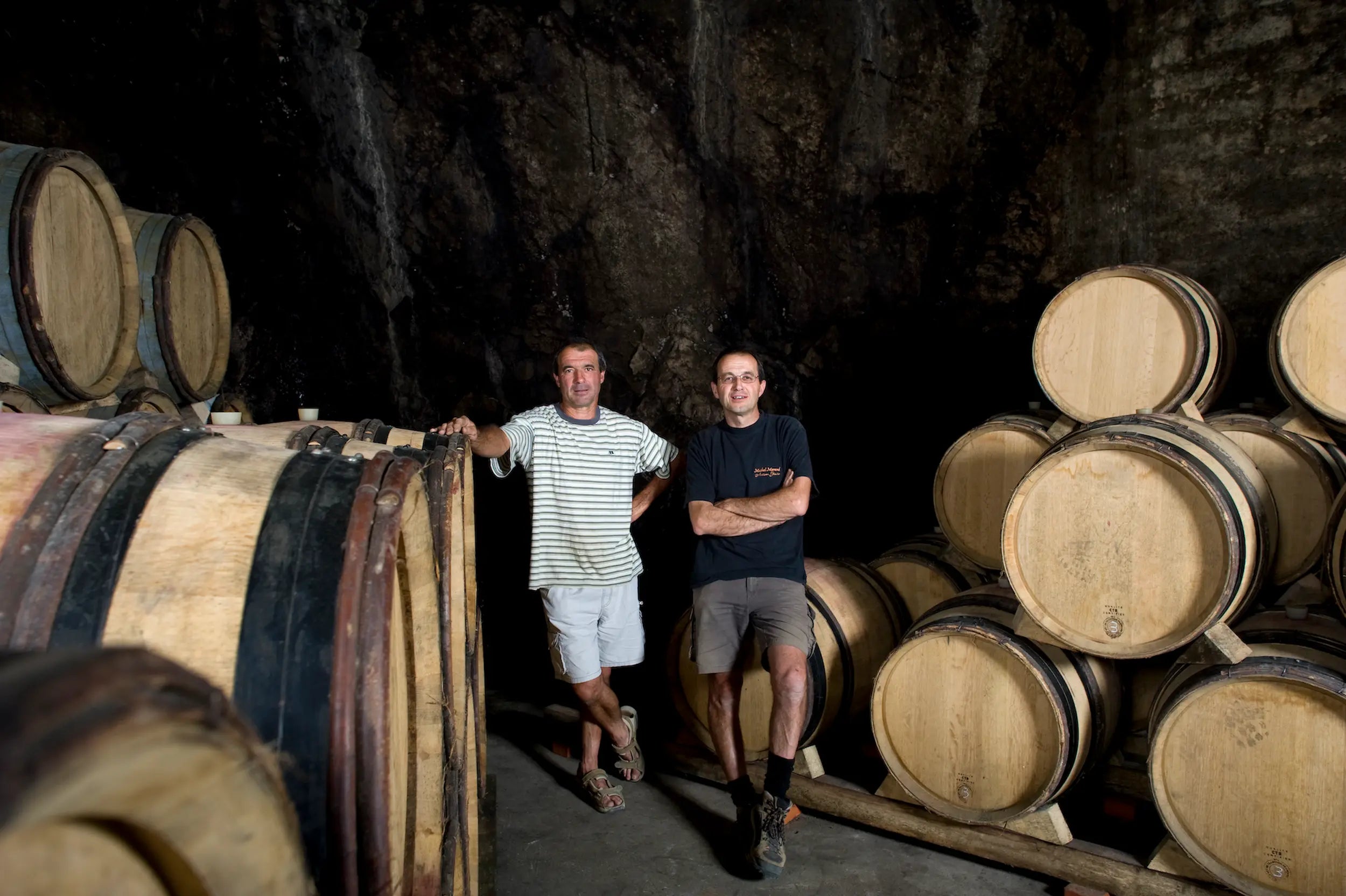 Thierry Faravel und sein Bruder im Keller der Domaine La Bouissière zwischen verschiedenen Holzfässern.