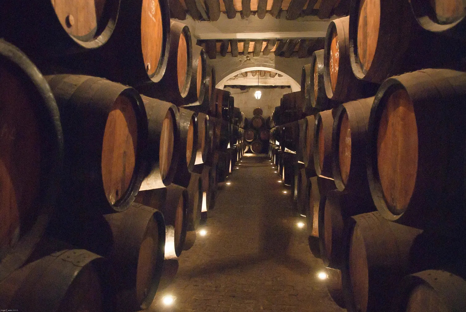 Portwein-Keller in Porto bei Ramos Pinto mit vielen Fässern für die Portwein-Produktion.