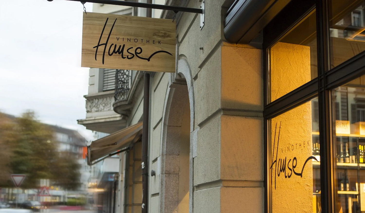 Eingang der Vinothek Hauser in Luzern neben dem Helvetiaplatz.