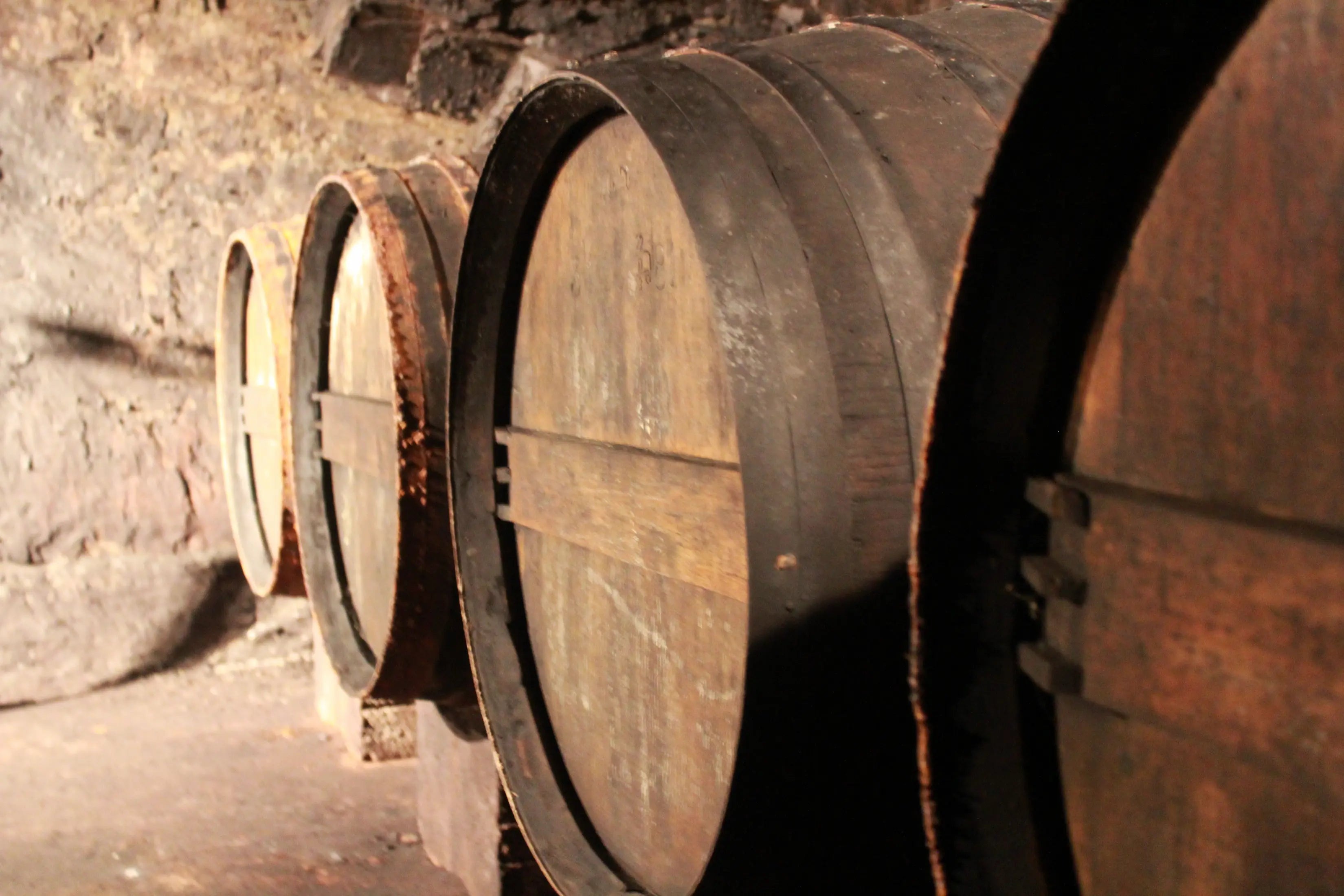 Alte Fässer im Schieferkeller im Weingut Weiler in Lorch im Rheingau
