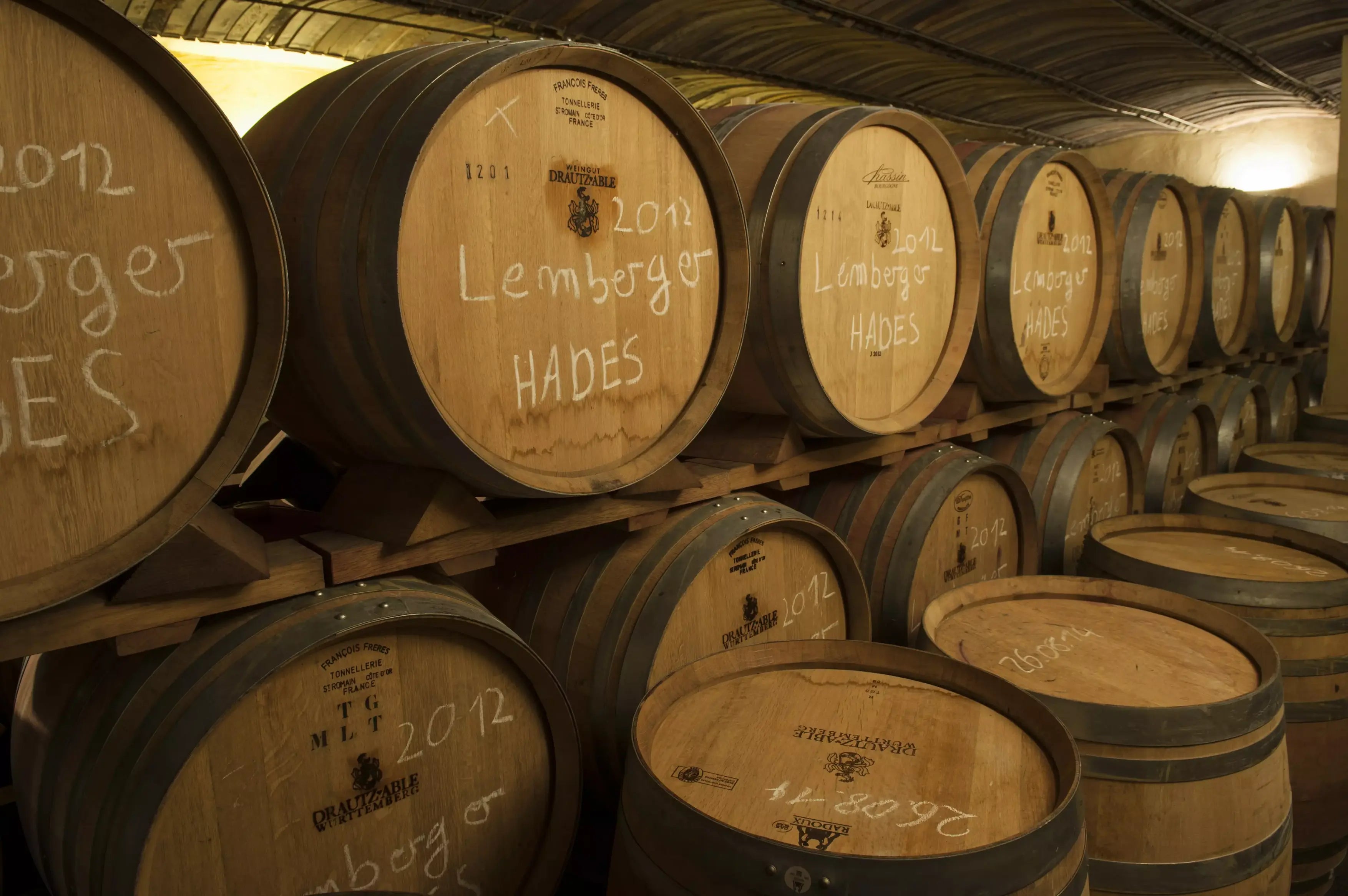 Fassekeller mit Barriques beim Weingut Drautz-Able in Württemberg.