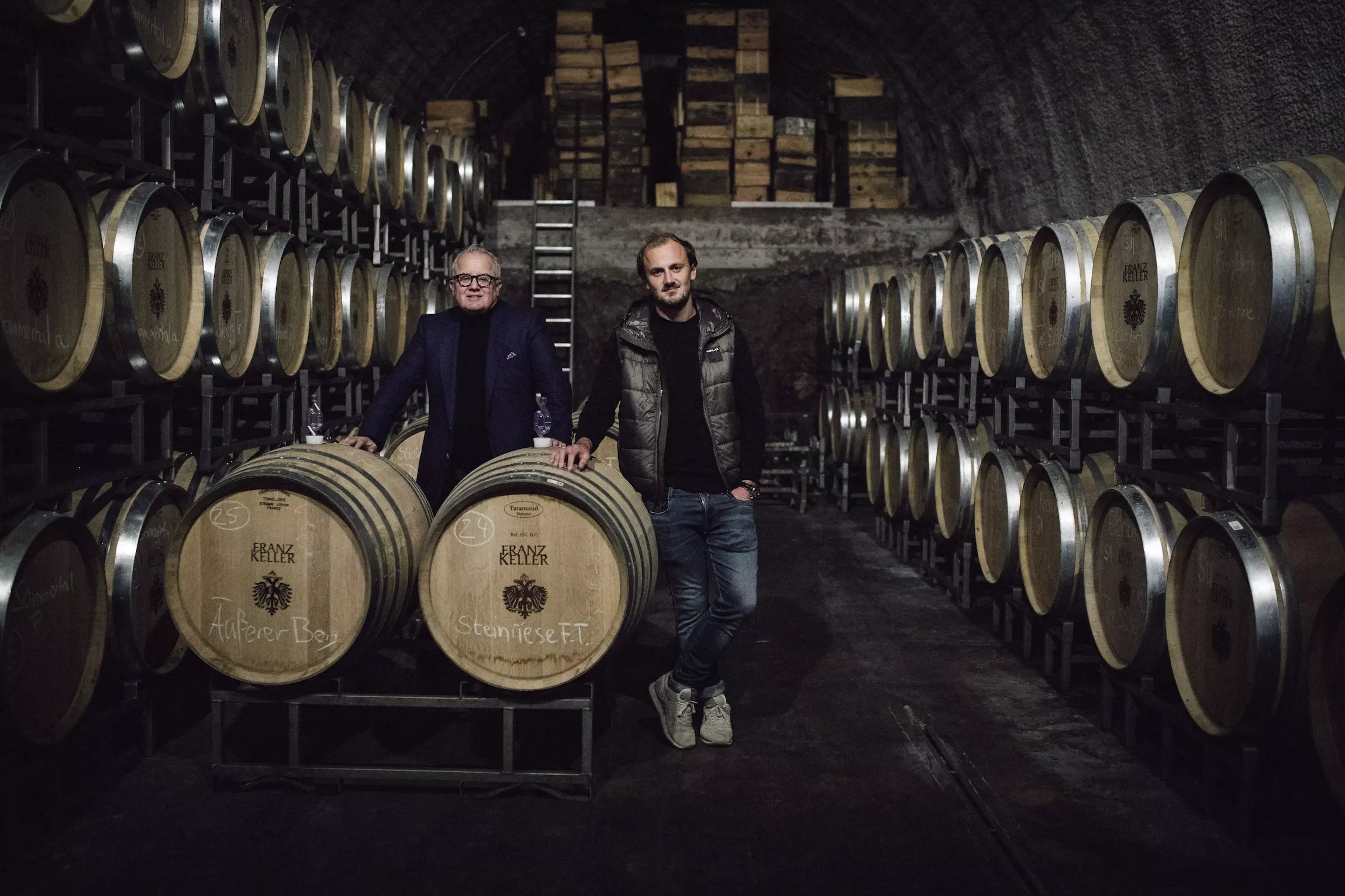 Fritz Keller und sein Sohn Friedrich Keller im Barriquekeller beim Weingut Franz Keller Schwarzer Adler in Baden.