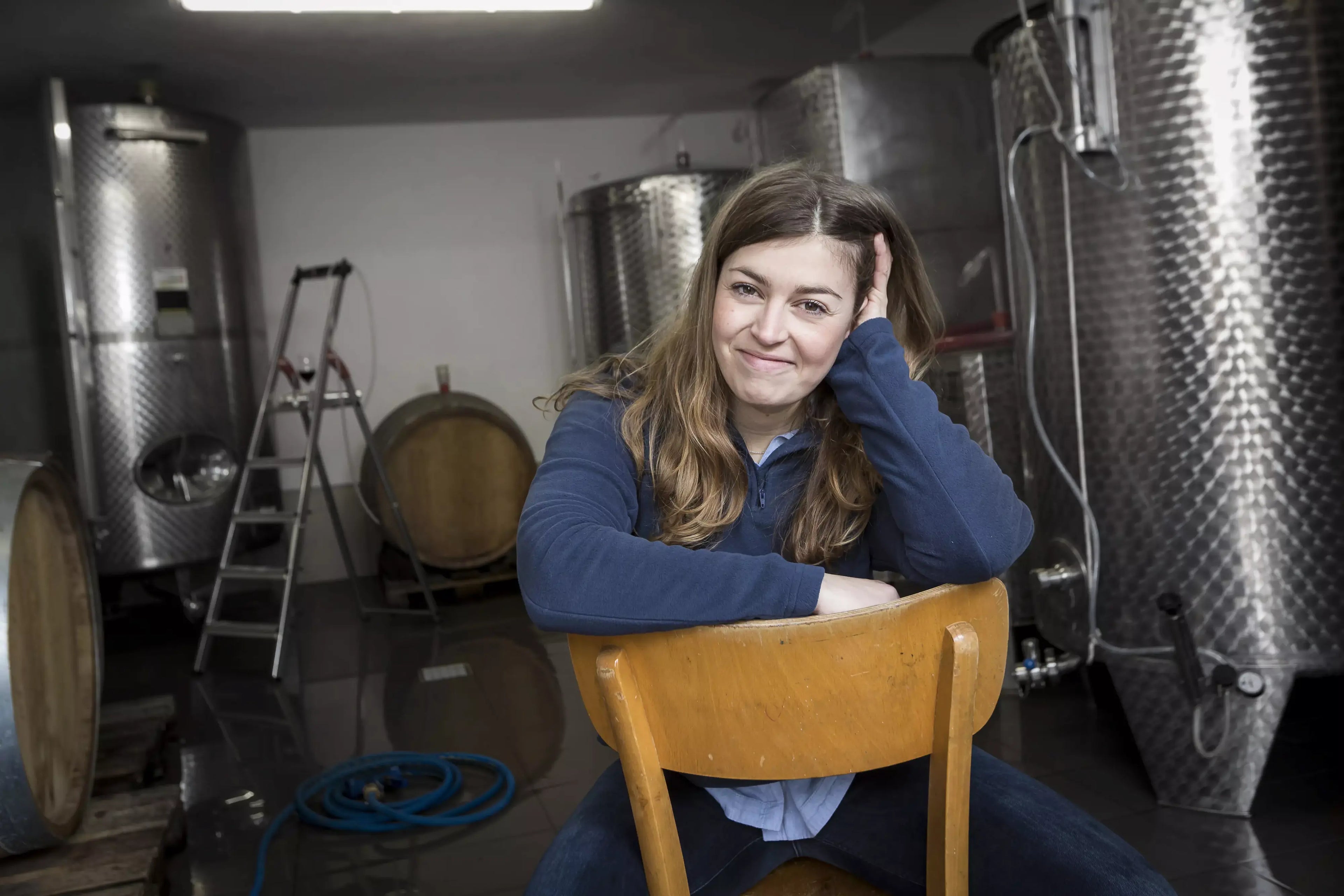 Portrait von Franziska Schömig im Keller vom Weingut Franziska Schömig.