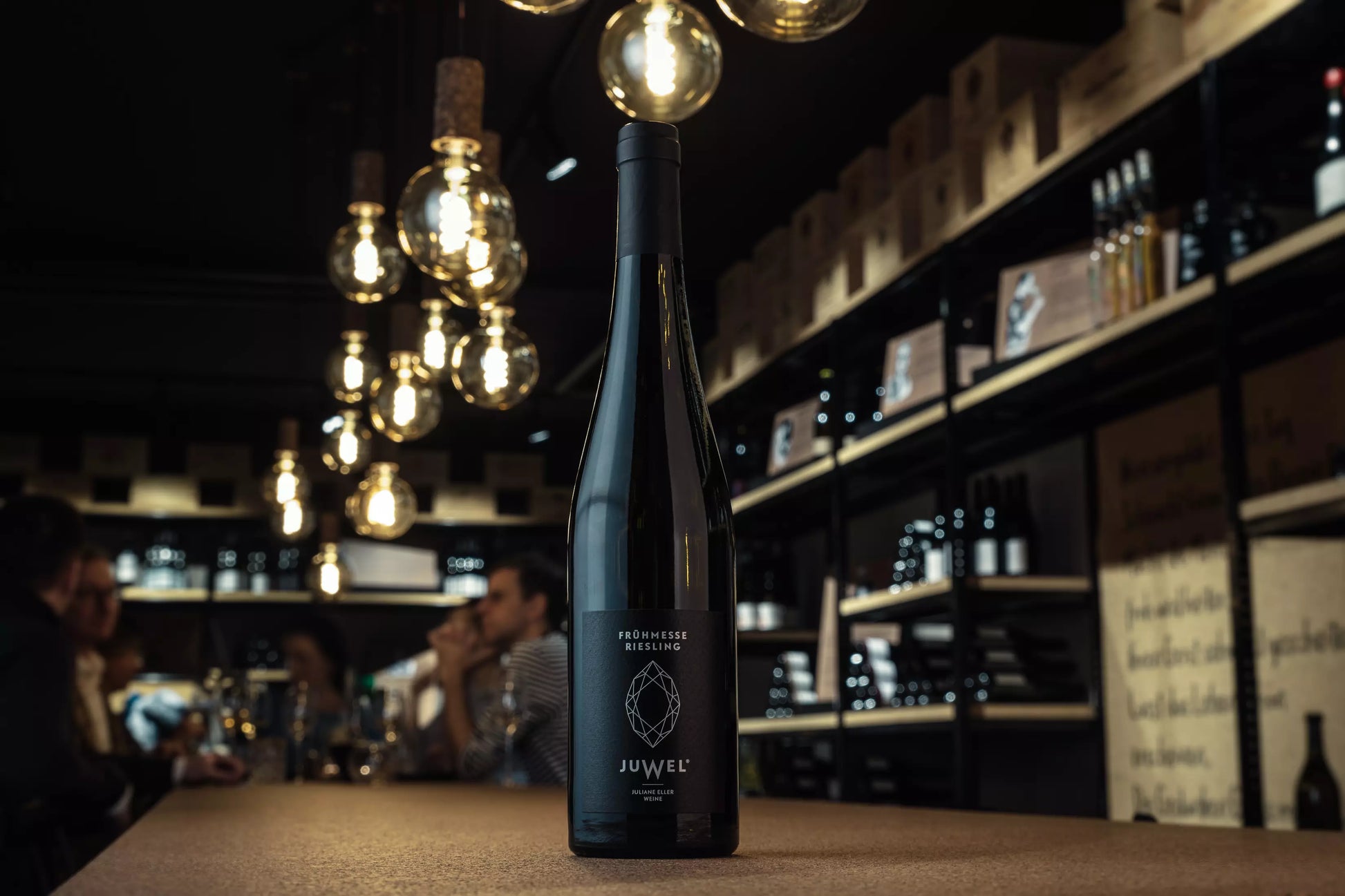 Flasche Frühmesse von Juwel Weine Juliane Eller auf dem Tisch in der Vinothek Hauser