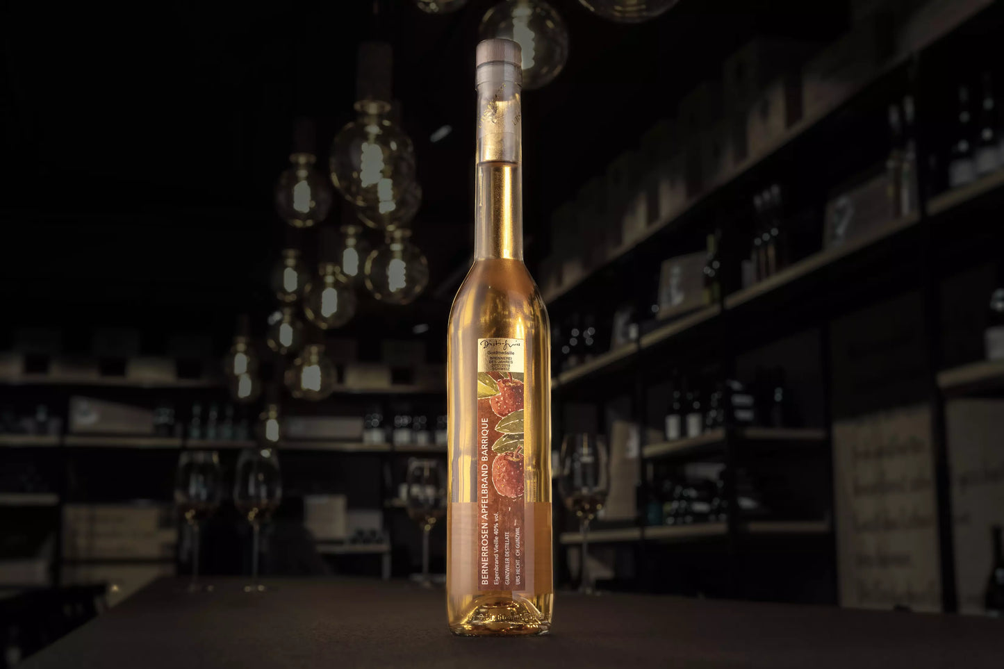 Bernerrosen Apfelbrand von Gunzwiler Destillate Urs Hecht auf dem Tisch in der dunklen Vinothek Hauser.
