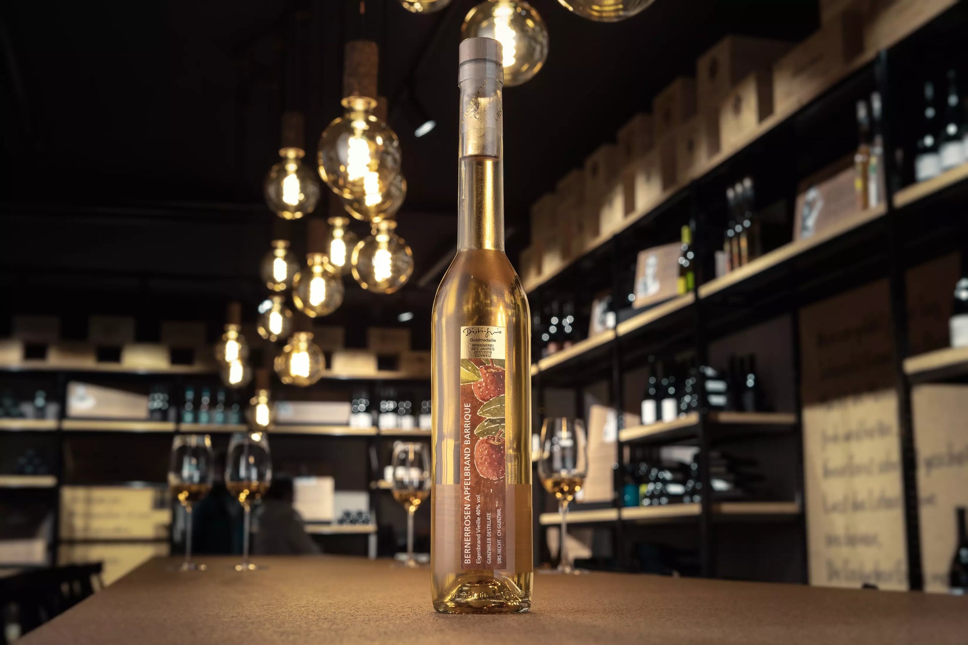 Bernerrosen Apfelbrand von Gunzwiler Destillate Urs Hecht auf dem Tisch in der Vinothek Hauser.