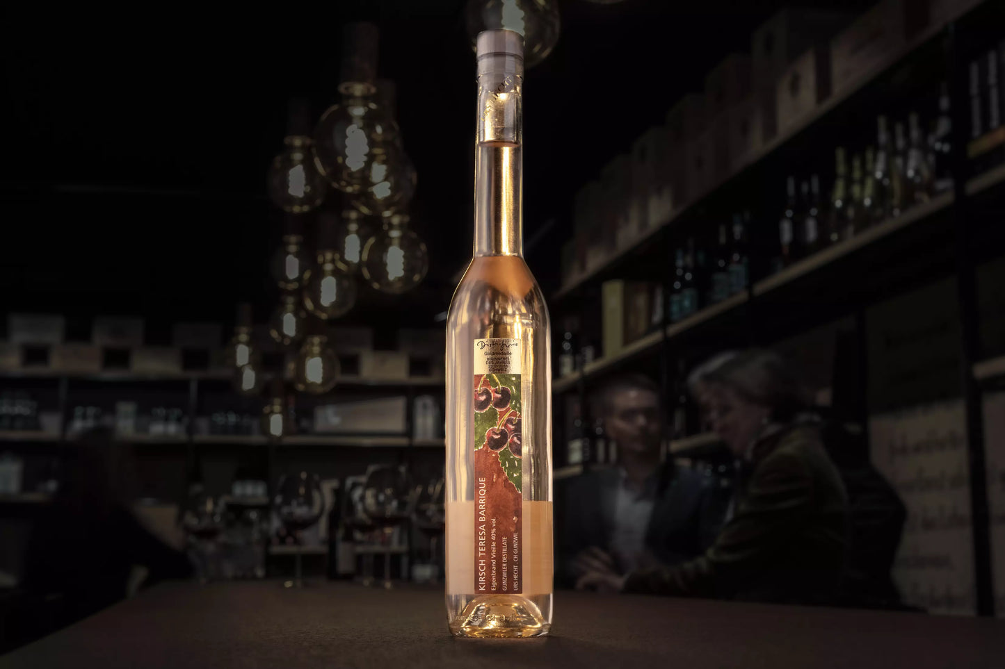 Kirsch Teresa von Gunzwiler Destillate Urs Hecht auf dem Tisch in der dunklen Vinothek Hauser.