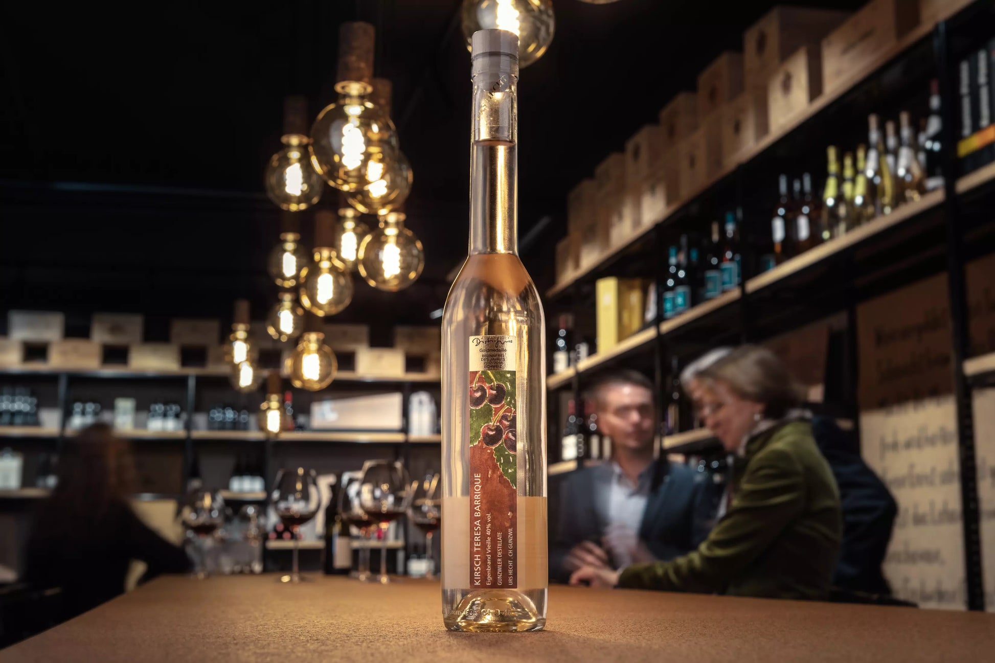 Kirsch Teresa von Gunzwiler Destillate Urs Hecht präsentiert auf dem Tisch in der Vinothek Hauser.