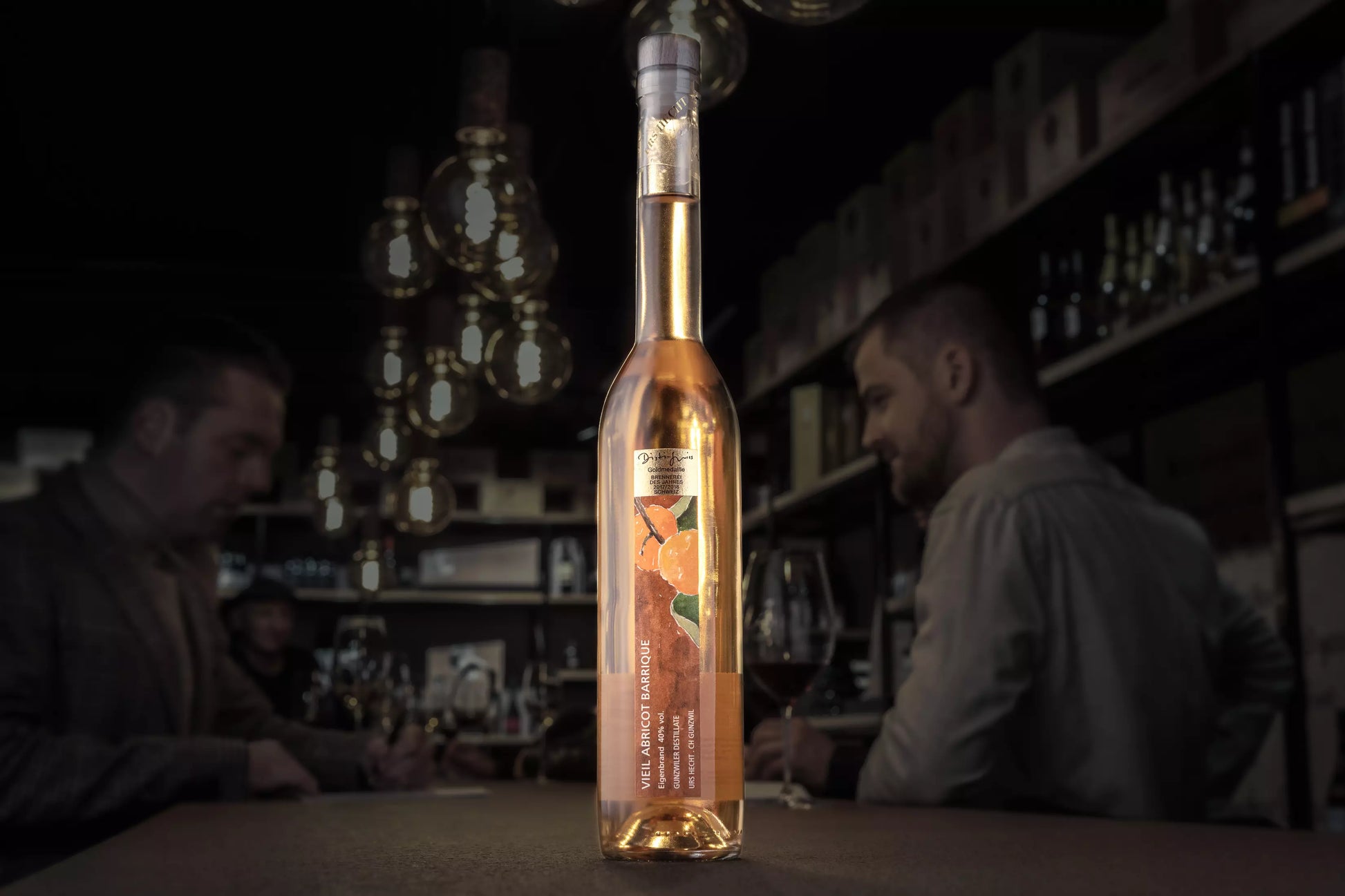 Vieil Abricot von Gunzwiler Destillate auf dem Tisch in der dunklen Vinothek Hauser.