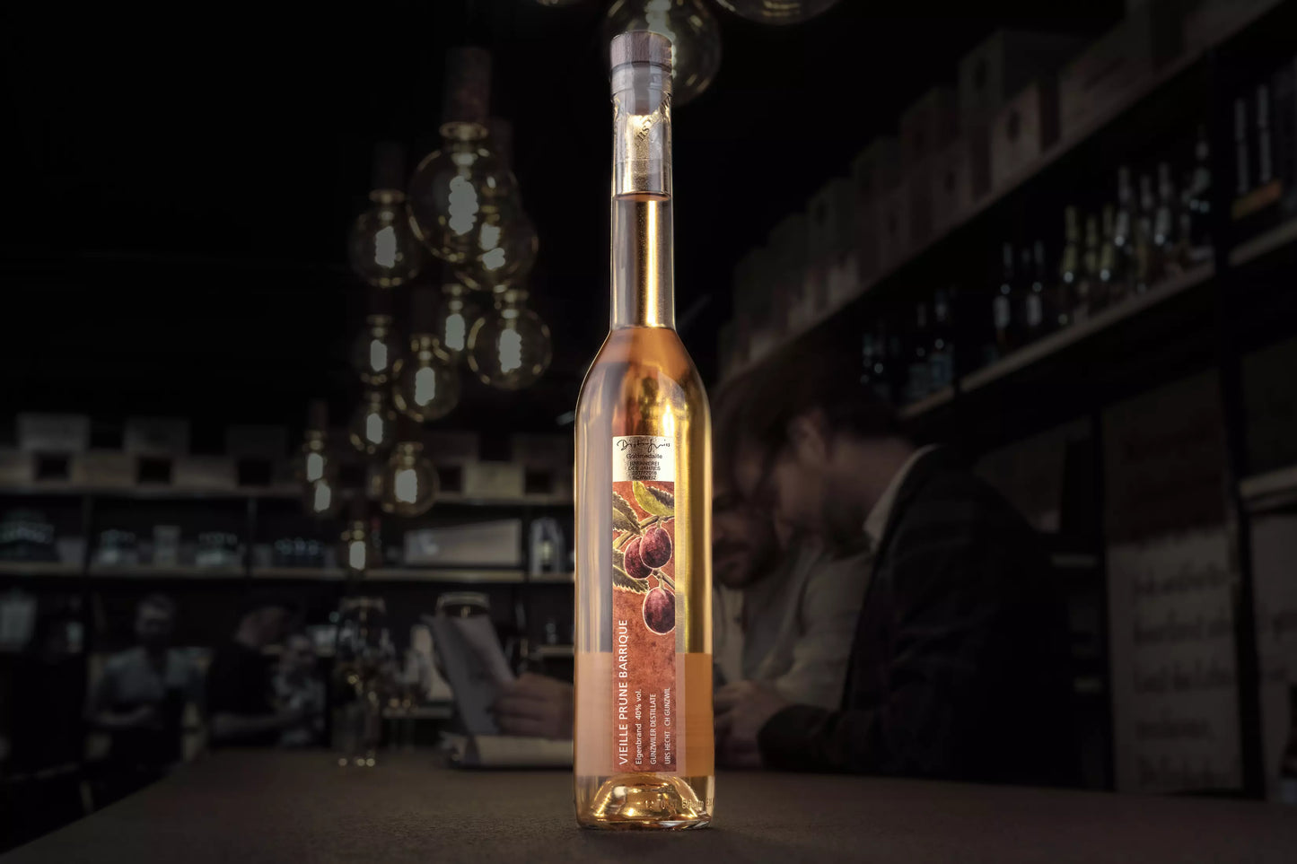Vieille Prune von Gunzwiler Destillate Urs Hecht auf dem Tisch in der dunklen Vinothek Hauser.