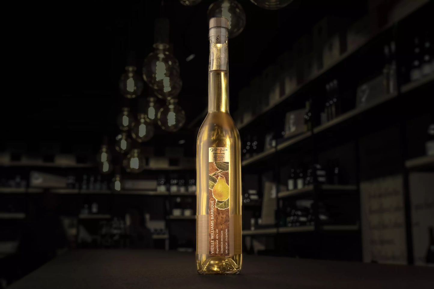 Vieille Williams von Gunzwiler Destillate Urs Hecht auf dem Tisch in der dunklen Vinothek Hauser.