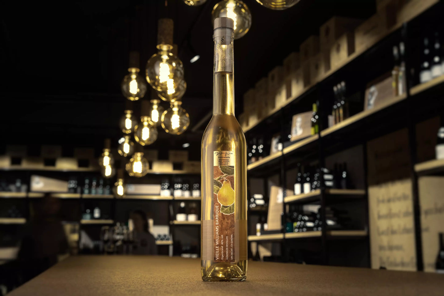 Vieille Williams von Gunzwiler Destillate Urs Hecht präsentiert auf dem Tisch in der Vinothek Hauser.