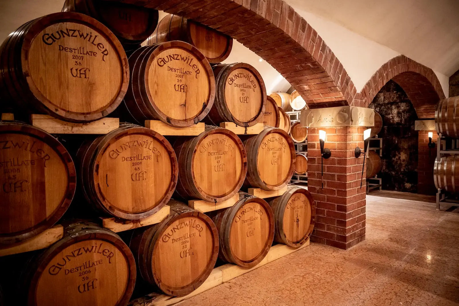 Barriques im Keller von Gunzwiler Destillate Urs Hecht.