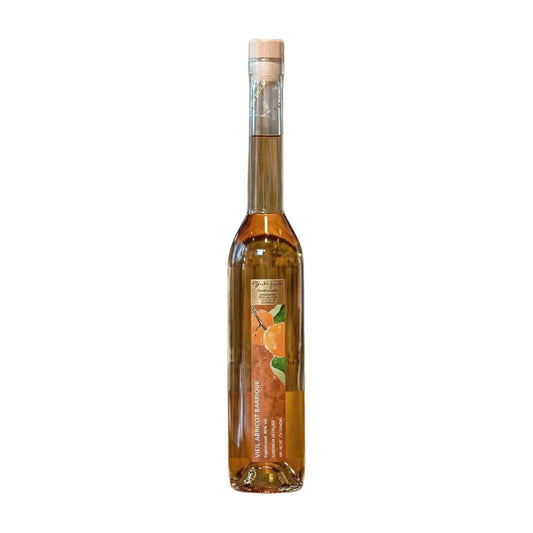 Flasche Vieil Abricot von Gunzwiler Destillate Urs Hecht freigestellt vor weissem Hintergrund.