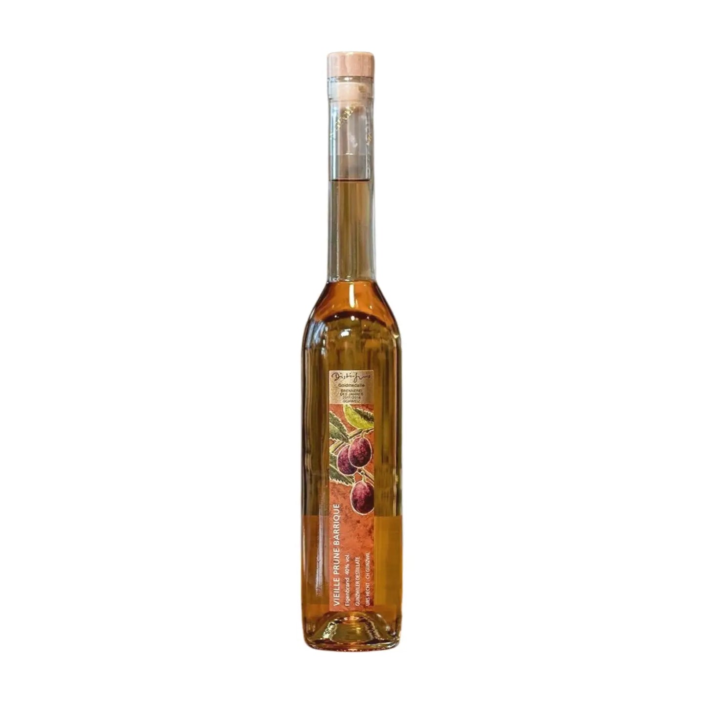 Flasche Vieille Prune von Gunzwiler Destillate Urs Hecht freigestellt mit weissem Hintergrund.