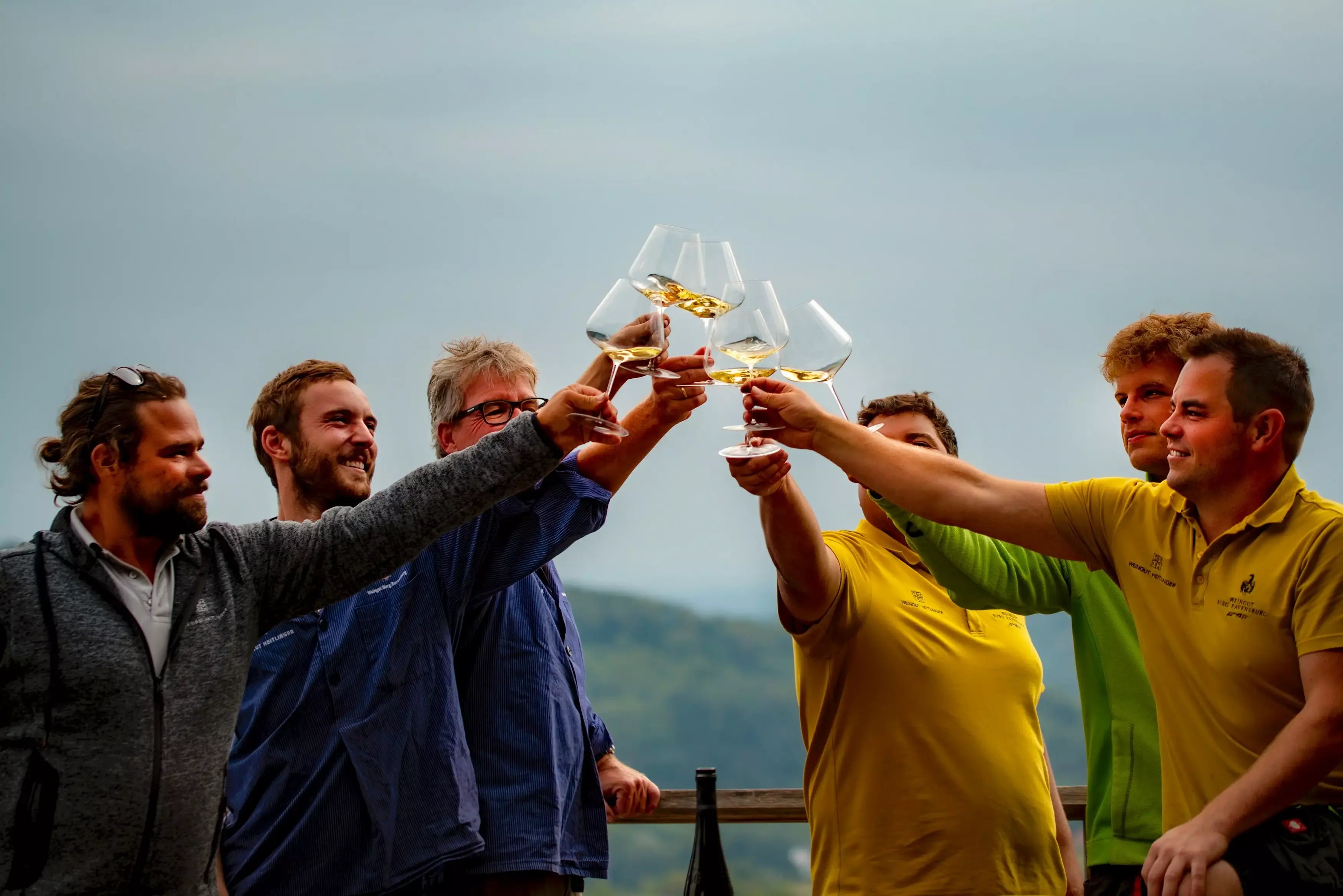 Team vom Weingut Heitlinger mit Claus Burmeister beim Anstossen zum Apéro auf der Terrasse.