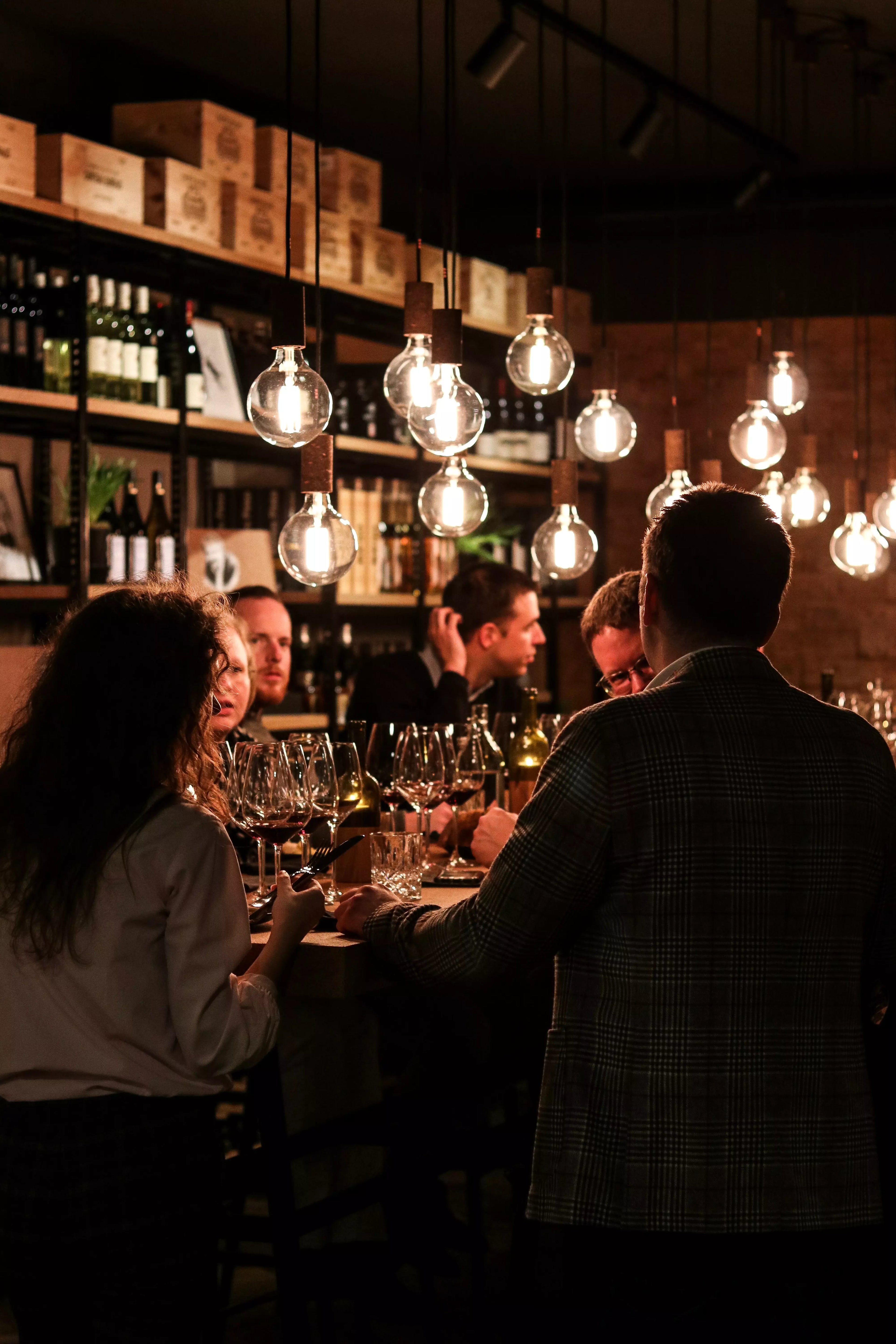 Degustation mit Gästen am Tisch in der Vinothek Hauser.